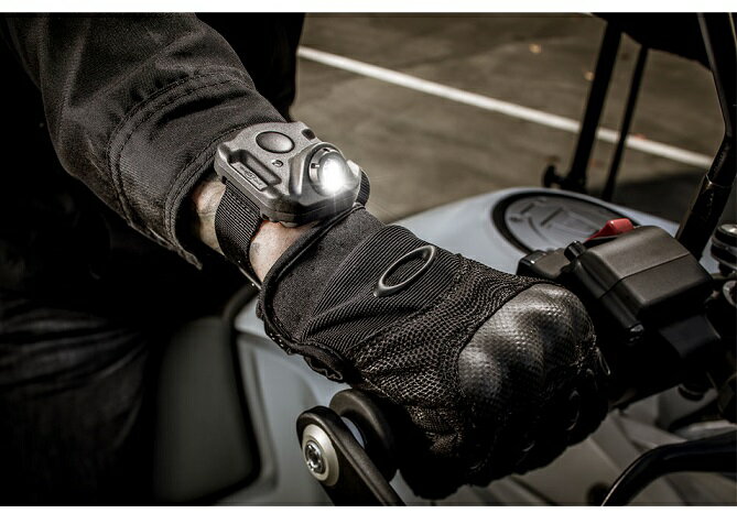 SUREFIRE 2211 ? Rechargeable Variable-Output LED WristLight