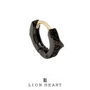 LION HEART "PROGRESSO" 【品番】 01EA0096BK 【サイズ(約)】 高10mm 幅14mm 厚2.5mm (内径 8x8mm) 【素材】 [ピアス本体] シルバー925(ブラックコーティング) [ポスト] K18イエローゴールド 【重量(約)】 1.0g 【付属品】 LION HEART ポーチ,紙袋(ショッパー),購入証明書 兼 取扱説明書 (CERTIFICATE) ※BOXは付属しません【検索用キーワード】ブランド メンズアクセ MENS 男性 彼氏 息子 子供 プレゼント ギフト 誕生日 記念日 クリスマス 父の日 大学生 社会人 入学 卒業 就職 10代 20代 30代 40代 50代 60代 カジュアル おしゃれ かっこいい コーデ 普段使い 春 夏 秋 冬【LION HEART -ライオンハート- 】 1996年から続くドメスティックブランド。 ブランドコンセプトは『常に変化を恐れず 新たな価値観をシェアし続ける アクセサリーブランド。』 【PROGRESSO -プログレッソ-】 「男性のための強く美しいジュエリー」をコンセプトに、デザインにこだわった、ラグジュアリーでエレガントなプロダクト。 【プログレッソフープピアス】 ライオンハートの中でも人気の高い、シンプルでシャープなデザインフォルムが印象的なフープピアス。 小ぶりなサイズながらも存在感があり、華やかな輝きを耳元にプラスしてくれます。 邪魔にならない便利な大きさに加え、ポスト部分にはK18イエローゴールドを使用していて、アレルギーにも比較的強いのも魅力の1つです。