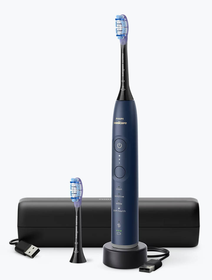 流通段階で外装破損した製品です。中身は未使用品。 アウトレット内容品 　・ハンドル1本（新品。2年保証付き・紙ペースの保証書なし、受注番号が代わりになります）専用充電ケース、USB充電器、替えブラシ1本 手磨きと比べ最大10倍の歯垢除去力、1週間で自然な白い歯に 4つのモードと3つの強さ設定でお好みのブラッシングを体験 ソニッケアーアプリとの連携で歯磨きの状況を記録し、1週間に1回配信されるプログレスレポートで今後の歯磨き改善を確認 ソニッケアーのテクノロジーで歯垢をたたき、払い落すと同時に音波水流で汚れを一掃 スマホアプリ連携有 内容品 　・ハンドル1本のみ（新品2年保証付き・紙ペースの保証書なし、受注番号が代わりになります） 専用充電器HX6110は含まれていませんので、ご注意ください。