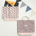 OCEAN＆GROUND オーシャンアンドグラウンド レッスンBAG DOT&STRIPES 関連商品 スモック シューズバッグ BLUE BLUE シューズBAG DOT＆STRIPES キッズマスク BLUE BLUE 2WAY 移動ポケットバッグ BLUE BLUE ナップサック BLUE BLUE ショルダーBAG DOT＆STRIPES[材質]本体：ナイロン100% 裏地：ポリエステル100%[カラー][商品サイズ]総丈:33 本体巾:43 底マチ巾:12(単位：cm)[生産国]中国[特徴]■仕様 ・2色の配色トートバッグ。通学や習い事で、ランドセルに入りきらない荷物や書道セットなどを入れて、持ち運ぶことができます。 ・収納は広く、お子様の体操服や着替え、お道具箱など入れられます。 ・前面にオープンポケット付き。ハンカチやティッシュなど小物を入れることができます。 ・マグネットによる簡単開閉。入れたものが出ないように、マグネットを留めることができます。 ・名前や連絡先を書いた紙を入れられるネームホルダー付き。内側についているので、名前がさらされることはありません。 ■OCEAN＆GROUND（オーシャンアンドグラウンド） 文字よりも古いコミュニケーションツールとして、生活になくてはならないものだったとされる“地図（OCEAN＆GROUND）”。子どもの生活において、なくてはならない存在になることを願い、誕生したブランドです。デイリー、ファンクション、ファッションのバランスにこだわり、シンプルで大人目線な新しい“CHILDREN BASIC”を追求しています。洋服から小物雑貨まで幅広い構成で、子どもの成長に応じて、親子で楽しんでいただけるブランドです。[対象年齢]トートバッグ 手提げ かばん バッグ 習い事 体操服 キッズ 子ども用 通学 通園