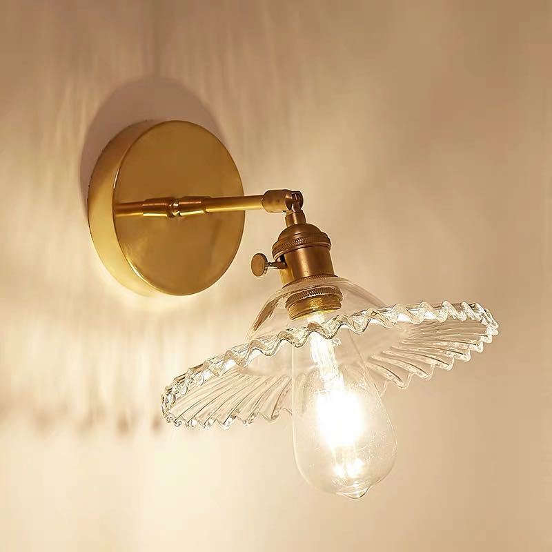・口金：E26・使用電球：60Wまで・サイズ：(約）幅22 ×高さ6（cm ）※電球は付属しておりません。☆☆★★★★★★★★★★★★★☆☆◆お客様のご覧になっているモニター等により多少色が異なる場合がございます。あらかじめご了承ください。◆複数ご注文の場合やお急ぎの場合は必ず事前に納期のお質問をお願いいたします。◆サイズの誤差は多少発生します。ご了承下さい。☆☆★★★★★★★★★★★★★☆☆■商品の返品についてお届け致しました商品に相違がありました際は商品到着より5日以内に御連絡下さい。良品との交換をさせて頂きます。在庫のご用意がその時点で無い場合は返金処理させて頂きます。交換品が無い場合に限り返金対応させて頂きます。交換品を承諾頂けない場合お客様都合による返品となりますので宜しくお願い致します。期間内に御連絡無き場合は対処致しかねますので、宜しくお願い致します。■欠品について基本的に在庫品を取り扱っておりますが、商品の破損、欠品又は同タイミングでの販売がかかってしまう等の理由で、欠品になる場合がございます。注意事項1、こちらの商品は海外製の新品です。撮影時の照明やPC環境によって実際の商品と色が違う場合があります。2、輸入品で日本語の説明がない場合があり、サポートもございませんので商品知識のある方のみ御注文下さい。4、ご注文について 領収書発行、代引き引き換え、局留めは受け付けておりません。5、取り扱っている商品は、海外・アジア製品になります。きちんと全ての商品の検品をしておりますが、日本製に比べると作りが甘い場合があります。完璧を求められる方は御注文をお控えください。6、初期不良、輸送中の破損等は返金対応させて頂きます。その際はご到着から2日以内にご連絡をお願い致し7、新品未使用品ですが、外箱に初期からのスレ、剥げ歪みなどあります8、この商品は、購入後発送まで7日程度を要しますので、ご理解の上ご購入頂きますようお願い致します上記理由の返品交換は承ることが出来ませんので予めご了承くださいませ。