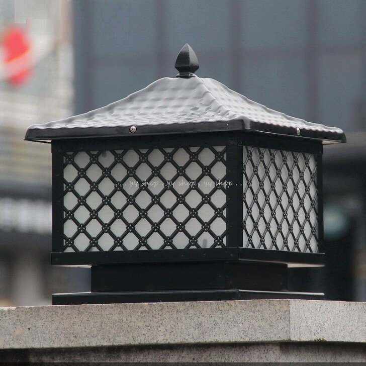 サイズ：幅25 x 高さ28 (cm）■E26白熱球、電球型蛍光灯、LED電球使用可能ワット数 ：電球×1個（※電球は付属しておりません）素材：樹脂、合金、鉄.........使用可能電球:LED電球、白熱球、電球型蛍光灯等◆取付工事は電気工事士にご相談してください。--------------------------------------------------------------★複数ご注文の場合やお急ぎの場合は必ず事前に納期のお質問をお願いいたします。★到着まで2週間以上かかるものについては、事務局から2週間過ぎると連絡が入りますが、商品お届け上何も問題ありませんので、そのままスルーして下さい ＊＊＊＊＊＊＊＊＊＊＊＊＊＊＊＊＊＊注意事項1、こちらの商品は海外製の新品です。撮影時の照明やPC環境によって実際の商品と色が違う場合があります。2、輸入品で日本語の説明がない場合があり、サポートもございませんので商品知識のある方のみ御注文下さい。3、ご注文について 代引き引き換え、局留めは受け付けておりません。4、取り扱っている商品は、海外・アジア製品になります。きちんと全ての商品の検品をしておりますが、日本製に比べると作りが甘い場合があります。完璧を求められる方は御注文をお控えください。5、ランプがつくかどうかの確認をしてから出荷しますので、多少緩衝材がいたんだりします。ご了承ください。プロの職人さんによる手造りランプのため、大きさや色合い、接合部分など機械的に作ったものとは違って、一つ一つ違います。6、新品未使用品ですが、外箱に初期からのスレ、剥げ歪みなどあります7、商品のサイズは採寸方法によって、若干な誤差が生じる場合はあります。ご了承ください。上記理由の返品交換は承ることが出来ませんので予めご了承くださいませ。ご指定はできませんのでご注意ください。