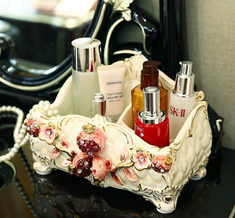 TI20高級感のある ．ティッシュケース 小物入れ　収納付き ティッシュケース A/TI20●商品サイズ：25 x 15 x 19 (cm)●材質：陶器☆☆★★★★★★★★★★★★★☆☆◆お客様のご覧になっているモニター等により多少色が異な...