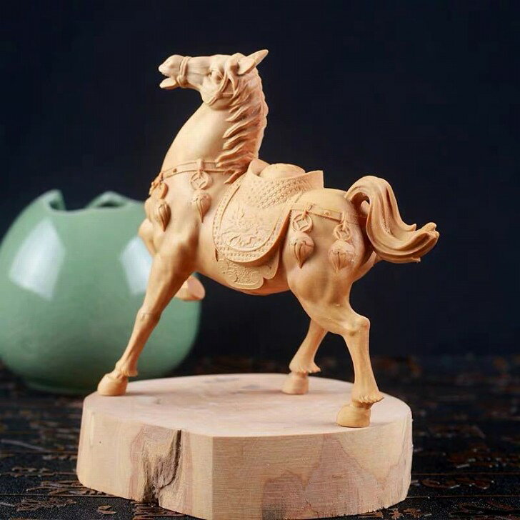 材質：黄楊木サイズ：幅11 x 奥行5 x 高さ11（cm）※天然素材を使用し、ハンドメイドで作成した商品になりますので、そのため製作時期によって若干画像と異なる場合がありますのでご了承ください☆☆★★★★★★★★★★★★★☆☆◆お客様のご覧になっているモニター等により多少色が異なる場合がございます。あらかじめご了承ください。◆複数ご注文の場合やお急ぎの場合は必ず事前に納期のお質問をお願いいたします。◆サイズの誤差は多少発生します。ご了承下さい。◆当店は販売のみとなっておりますので、商品の使用方法等についてのお問い合わせにはお答え出来ません。☆☆★★★★★★★★★★★★★☆☆■商品の返品についてお届け致しました商品に相違がありました際は商品到着より5日以内に御連絡下さい。良品との交換をさせて頂きます。在庫のご用意がその時点で無い場合は返金処理させて頂きます。交換品が無い場合に限り返金対応させて頂きます。交換品を承諾頂けない場合お客様都合による返品となりますので宜しくお願い致します。期間内に御連絡無き場合は対処致しかねますので、宜しくお願い致します。■欠品について基本的に在庫品を取り扱っておりますが、商品の破損、欠品又は同タイミングでの販売がかかってしまう等の理由で、欠品になる場合がございます。注意事項1、こちらの商品は海外製の新品です。撮影時の照明やPC環境によって実際の商品と色が違う場合があります。2、輸入品で日本語の説明がない場合があり、サポートもございませんので商品知識のある方のみ御注文下さい。3、製品のデザイン・仕様は改良の為、予告なく変更する場合がございます。4、ご注文について 代引き引き換え、局留めは受け付けておりません。5、取り扱っている商品は、海外・アジア製品になります。きちんと全ての商品の検品をしておりますが、日本製に比べると作りが甘い場合があります。完璧を求められる方は御注文をお控えください。6、初期不良、輸送中の破損等は返金対応させて頂きます。その際はご到着から2日以内にご連絡をお願い致し7、新品未使用品ですが、外箱に初期からのスレ、剥げ歪みなどあります8、この商品は、購入後発送まで7日程度を要しますので、ご理解の上ご購入頂きますようお願い致します上記理由の返品交換は承ることが出来ませんので予めご了承くださいませ。