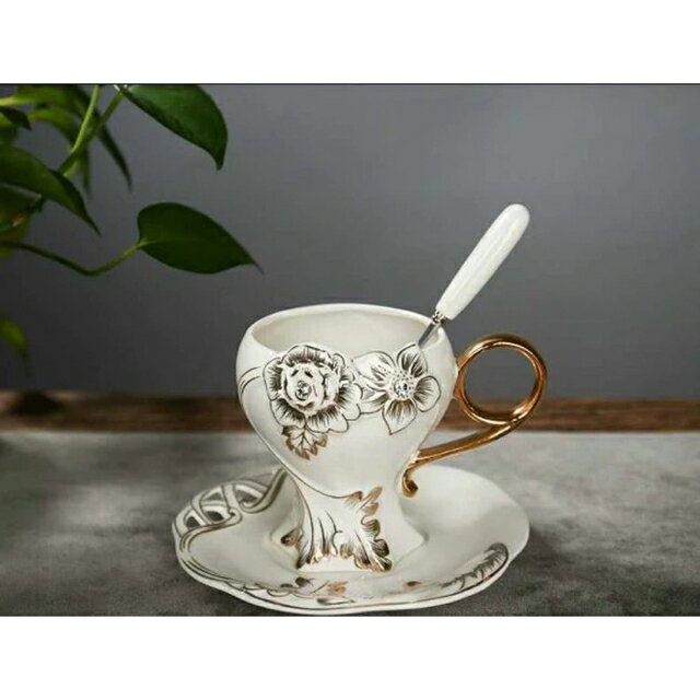 商品説明 素材・材質:陶器セット内容:カップ＆ソーサー2客スプーンx&nbsp;2点☆☆★★★★★★★★★★★★★☆☆&nbsp;◆お客様のご覧になっているモニター等により多少色が異なる場合がございます。あらかじめご了承ください。&nbsp;◆複数ご注文の場合やお急ぎの場合は必ず事前に納期のお質問をお願いいたします。&nbsp;◆サイズの誤差は多少発生します。ご了承下さい。&nbsp;◆当店は販売のみとなっておりますので、商品の使用方法等についてのお問い合わせにはお答え出来ません。&nbsp;☆☆★★★★★★★★★★★★★☆☆&nbsp;注意事項1丶ご利用のPC環境により、実際の商品と色が異なる場合がございます。予めご了承ください。2丶新品未使用品ですが、外箱に初期からのスレ、剥げ歪みなどあります。3、海外品ですので、気にされる方はご遠慮下さい。4丶ご注文完了後、お客様都合による交換キャンセル及び不良品以外のご返品ご交換はお受け致しておりません。5丶梱包材のみの損傷や、お客様のイメージ違いによる性能、色、形、サイズの違い、ご注文間違い等による返品もお受けできません。配送なので軽微な傷などがつく場合がありますので、&nbsp;神経質な方のご購入はご遠慮ください。7丶品質に極端なこだわりをお持ちの方、極端に神経質な方はご購入ご遠慮ください，返品は対応していません8丶あくまで画像はイメージですので、商品改良の為パッケージや一部仕様が少し変更になる場合もございます。上記理由の返品交換は承ることが出来ませんので予めご了承くださいませ。&nbsp;