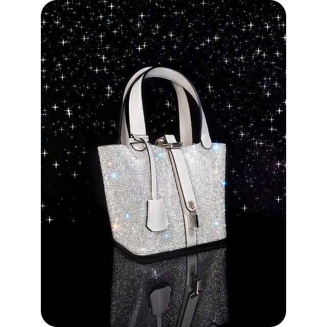 商品説明 主要な材料:&nbsp;メタリック、合皮&nbsp;ポリエステル横16cm&nbsp;x縦12cm&nbsp;x高さ32cm☆☆★★★★★★★★★★★★★☆☆&nbsp;◆お客様のご覧になっているモニター等により多少色が異なる場合がございます。あらかじめご了承ください。&nbsp;◆複数ご注文の場合やお急ぎの場合は必ず事前に納期のお質問をお願いいたします。&nbsp;◆サイズの誤差は多少発生します。ご了承下さい。&nbsp;◆当店は販売のみとなっておりますので、商品の使用方法等についてのお問い合わせにはお答え出来ません。&nbsp;☆☆★★★★★★★★★★★★★☆☆&nbsp;注意事項1丶ご利用のPC環境により、実際の商品と色が異なる場合がございます。予めご了承ください。2丶新品未使用品ですが、外箱に初期からのスレ、剥げ歪みなどあります。3、海外品ですので、気にされる方はご遠慮下さい。4丶ご注文完了後、お客様都合による交換キャンセル及び不良品以外のご返品ご交換はお受け致しておりません。5丶梱包材のみの損傷や、お客様のイメージ違いによる性能、色、形、サイズの違い、ご注文間違い等による返品もお受けできません。配送なので軽微な傷などがつく場合がありますので、&nbsp;神経質な方のご購入はご遠慮ください。7丶品質に極端なこだわりをお持ちの方、極端に神経質な方はご購入ご遠慮ください，返品は対応していません8丶あくまで画像はイメージですので、商品改良の為パッケージや一部仕様が少し変更になる場合もございます。上記理由の返品交換は承ることが出来ませんので予めご了承くださいませ。&nbsp;