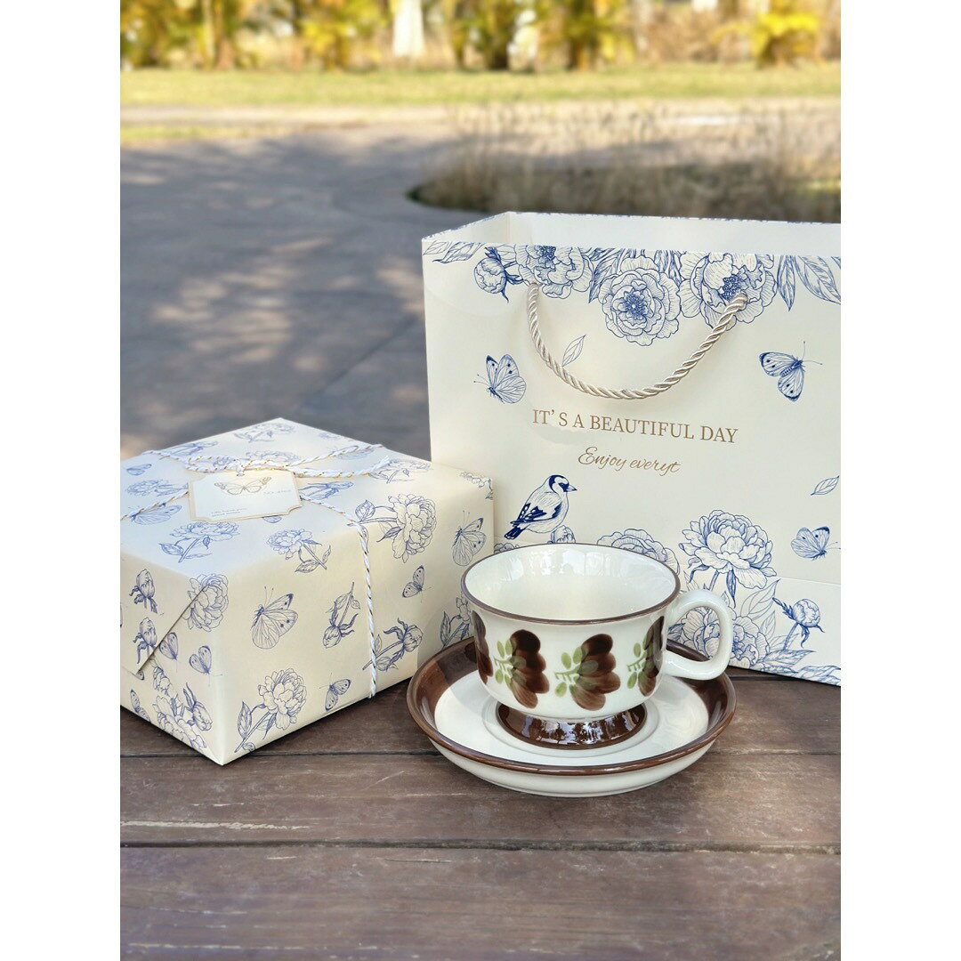 商品説明 素材：陶器&nbsp;セット内容:カップ＆ソーサー1客（220ml)スプーンx&nbsp;1点☆☆★★★★★★★★★★★★★☆☆◆お客様のご覧になっているモニター等により多少色が異なる場合がございます。あらかじめご了承ください。◆複数ご注文の場合やお急ぎの場合は必ず事前に納期のお質問をお願いいたします。◆サイズの誤差は多少発生します。ご了承下さい。☆☆★★★★★★★★★★★★★☆☆注意事項1丶ご利用のPC環境により、実際の商品と色が異なる場合がございます。予めご了承ください。2丶新品未使用品ですが、外箱に初期からのスレ、剥げ歪みなどあります。3丶ご注文完了後、お客様都合による交換キャンセル及び不良品以外のご返品ご交換はお受け致しておりません。4丶梱包材のみの損傷や、お客様のイメージ違いによる性能、色、形、サイズの違い、ご注文間違い等による返品もお受けできません。5、配送なので軽微な傷などがつく場合がありますので、&nbsp;神経質な方のご購入はご遠慮ください。6、ご使用する前に、製品によって、お客様ご自身が簡単な組み合わせする必要の場合がございます。7丶品質に極端なこだわりをお持ちの方、極端に神経質な方はご購入ご遠慮ください，返品は対応していません上記理由の返品交換は承ることが出来ませんので予めご了承くださいませ。&nbsp; 25