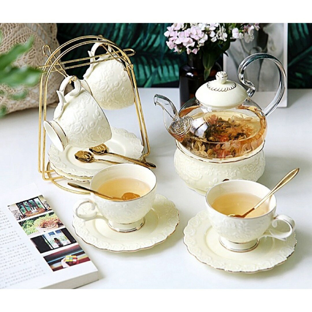 商品説明 素材・材質:陶器&nbsp;セット内容:カップ＆ソーサー&nbsp;4客(170ml)ティーポットx1点（600ml)ウォーマーx1点スプーンx&nbsp;4点☆☆★★★★★★★★★★★★★☆☆◆お客様のご覧になっているモニター等により多少色が異なる場合がございます。あらかじめご了承ください。◆複数ご注文の場合やお急ぎの場合は必ず事前に納期のお質問をお願いいたします。◆サイズの誤差は多少発生します。ご了承下さい。☆☆★★★★★★★★★★★★★☆☆注意事項1丶ご利用のPC環境により、実際の商品と色が異なる場合がございます。予めご了承ください。2丶新品未使用品ですが、外箱に初期からのスレ、剥げ歪みなどあります。3丶ご注文完了後、お客様都合による交換キャンセル及び不良品以外のご返品ご交換はお受け致しておりません。4丶梱包材のみの損傷や、お客様のイメージ違いによる性能、色、形、サイズの違い、ご注文間違い等による返品もお受けできません。5、配送なので軽微な傷などがつく場合がありますので、&nbsp;神経質な方のご購入はご遠慮ください。6、ご使用する前に、製品によって、お客様ご自身が簡単な組み合わせする必要の場合がございます。7丶品質に極端なこだわりをお持ちの方、極端に神経質な方はご購入ご遠慮ください，返品は対応していません8丶あくまで画像はイメージですので、商品改良の為パッケージや一部仕様が少し変更になる場合もございます。上記理由の返品交換は承ることが出来ませんので予めご了承くださいませ。&nbsp; 30