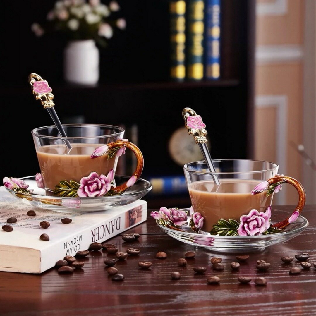 商品説明 素材・材質:ガラスセット内容:カップ＆ソーサーx2客&nbsp;（230ml)スプーンx2点☆☆★★★★★★★★★★★★★☆☆&nbsp;◆お客様のご覧になっているモニター等により多少色が異なる場合がございます。あらかじめご了承く...