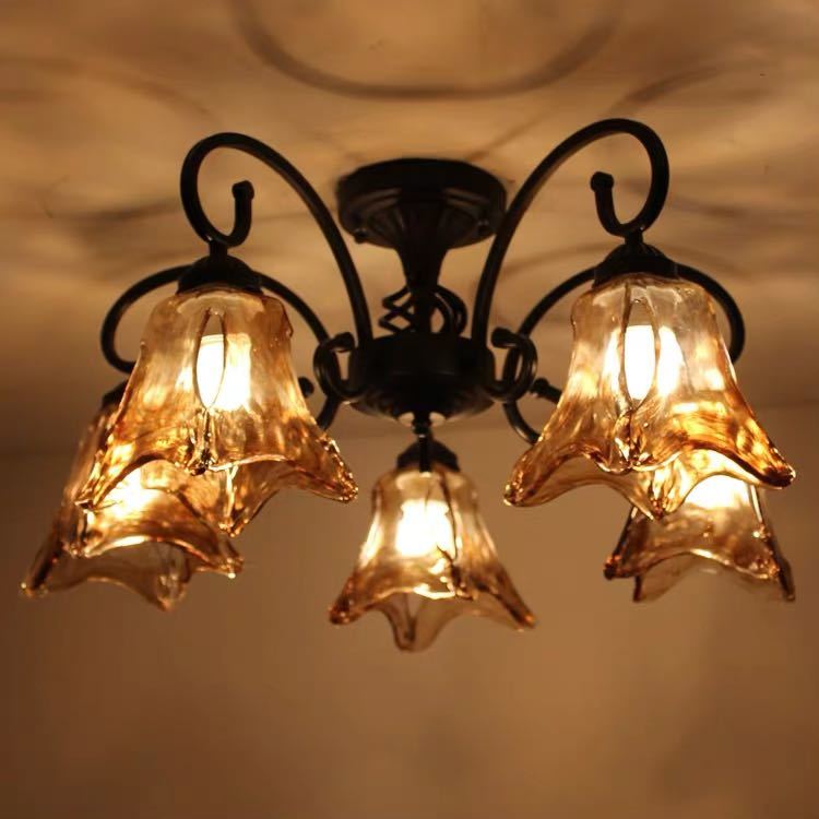 サイズ：幅約65 x 高さ28（cm）ワット数 ：　電球40W×5個（E26）素材：ガラス、樹脂、合金、鉄★取付工事は電気工事士にご相談してください。★電球は付属いたしません。★製品のデザイン・仕様は改良の為、予告なく変更する場合がございます。★当店は販売のみとなっておりますので、商品の使用方法等についてのお問い合わせにはお答え出来ません。★複数ご注文の場合やお急ぎの場合は必ず事前に納期のお質問をお願いいたします。☆☆★★★★★★★★★★★★★☆☆注意事項1、ランプがつくかどうかの確認をしてから出荷しますので、多少緩衝材がいたんだりします。ご了承ください。プロの職人さんによる手造りランプのため、大きさや色合い、接合部分など機械的に作ったものとは違って、一つ一つ違います。アウトレット込みです。2、表記と多少の差異が生じることもござ います。予めご了承の上、お買い求めくださいませ3、ご利用のPC環境により、実際の商品と色が異なる場合がございます。予めご了承ください。4、新品未使用品ですが、外箱に初期からのスレ、剥げ歪みなどあります。海外輸入品の為、説明書・保証書は付属しておりません。5、海外品ですので、気にされる方はご遠慮下さい。6、この商品は、全て手作り手描きの製品のため、商品により重量・形状の歪み・個体差、釉薬の掠れ、 針穴のような凹み、滲み、色とび、黒点、多少の傷・欠け、突起、ざらつき、濃淡差、色ムラなどがある 場合がございますが不良商品ではございません。7、素材の色・風合いなど、ディスプレーにより、一部写真と実物が異なる場合がございますので、あらか じめご了承ください。8、この商品は、購入後発送まで9日程度を要しますので、ご理解の上ご購入頂きますようお願い致します，お急ぎの方はご注文をご遠慮ください