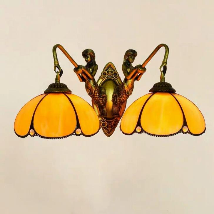 サイズ：幅約46 x 高さ26（cm）ワット数 ：電球40W×2個（E26）(電球付きません)素材：ステンドグラス、樹脂、合金、鉄使用可能電球:LED電球、白熱球、電球型蛍光灯等★取付工事は電気工事士にご相談してください。★検品のため開封してある場合があります。★複数ご注文の場合やお急ぎの場合は必ず事前に納期のお質問をお願いいたします。★当店では製品のサポートは行っておりませんので使用法など説明できない場合もございますのでご了承ください。★本品は輸入品の為、外箱にへこみ・傷等ある場合がございますが商品に関しては問題ありません。★こちらの商品は完全防水ではございません。外灯として使用した場合、雨風等で故障する可能性がございます。原則室内用としてご使用下さい☆☆★★★★★★★★★★★★★☆☆注意事項1、こちらの商品は海外製の新品です。撮影時の照明やPC環境によって実際の商品と色が違う場合があります。2、輸入品で日本語の説明がない場合があり、サポートもございませんので商品知識のある方のみ御注文下さい。3、ご注文について 代引き引き換え、局留めは受け付けておりません。4、取り扱っている商品は、海外・アジア製品になります。きちんと全ての商品の検品をしておりますが、日本製に比べると作りが甘い場合があります。完璧を求められる方は御注文をお控えください。5、初期不良、輸送中の破損等は返金対応させて頂きます。その際はご到着から2日以内にご連絡をお願い致し6、新品未使用品ですが、外箱に初期からのスレ、剥げ歪みなどあります7、この商品は、購入後発送まで8日程度を要しますので、ご理解の上ご購入頂きますようお願い致します上記理由の返品交換は承ることが出来ませんので予めご了承くださいませ。