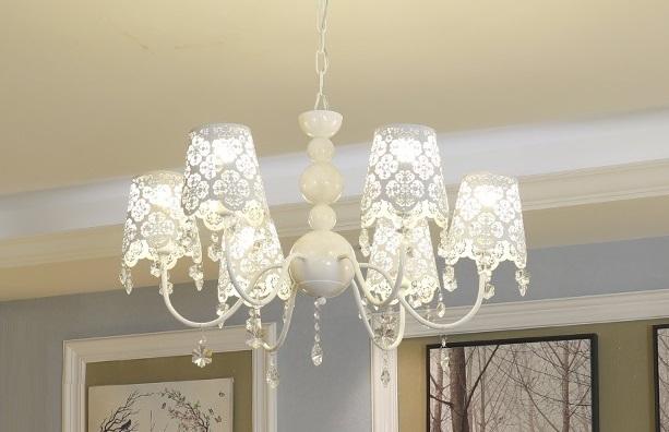 ■個口数：1（〜60Wまで対応）■E14白熱球、電球型蛍光灯、LED電球使用可能■使用電球：6個（※電球は付属しておりません）本体サイズ：横約70x高さ約42+30(cm）部品材質：金属、合金、樹脂...＜★取付工事は電気工事士にご相談してください。＞-------------------------------------------------------------------------------------------------------------★複数ご注文の場合やお急ぎの場合は必ず事前に納期のお質問をお願いいたします。＊＊＊＊＊＊＊＊＊＊＊＊＊＊＊＊＊＊【発送について】★海外の工場/倉庫より「国際郵便」にて発送致します。迅速丁寧な発送を心がけております。★到着日数について海外からお客様の元へ直送いたします。到着まで2週間程度かかります。現地の祝日等によって最大14日どかかる場合がございます。日時指定、速達等はお受けしておりません。余裕を持って御注文をお願い致します。★送料の中に梱包費用/通関書類作成費用/配送費用が含まれております。★到着まで2週間以上かかるものについては、事務局から2週間過ぎると連絡が入りますが、商品お届け上何も問題ありませんので、そのままスルーして下さい■商品の返品についてお届け致しました商品に相違がありました際は商品到着より4日以内に御連絡下さい。良品との交換をさせて頂きます。在庫のご用意がその時点で無い場合は返金処理させて頂きます。交換品が無い場合に限り返金対応させて頂きます。交換品を承諾頂けない場合お客様都合による返品となりますので宜しくお願い致します。期間内に御連絡無き場合は対処致しかねますので、宜しくお願い致します。■欠品について基本的に在庫品を取り扱っておりますが、商品の破損、欠品又は同タイミングでの販売がかかってしまう等の理由で、欠品になる場合がございます。恐れ入りますがご了承の上、御注文頂きます様お願い致します注意事項1、こちらの商品は海外製の新品です。撮影時の照明やPC環境によって実際の商品と色が違う場合があります。2、輸入品で日本語の説明がない場合があり、サポートもございませんので商品知識のある方のみ御注文下さい。3、ご注文について領収書発行、代引き引き換え、局留めは受け付けておりません。4、取り扱っている商品は、海外・アジア製品になります。きちんと全ての商品の検品をしておりますが、日本製に比べると作りが甘い場合があります。完璧を求められる方は御注文をお控えください。5、ランプがつくかどうかの確認をしてから出荷しますので、多少緩衝材がいたんだりします。ご了承ください。プロの職人さんによる手造りランプのため、大きさや色合い、接合部分など機械的に作ったものとは違って、一つ一つ違います。6、新品未使用品ですが、外箱に初期からのスレ、剥げ歪みなどあります7、商品のサイズは採寸方法によって、若干な誤差が生じる場合はあります。ご了承ください。上記理由の返品交換は承ることが出来ませんので予めご了承くださいませ。ご指定はできませんのでご注意ください。