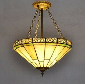 【商品仕様】■個口数：1 （〜60Wまで対応）■E26白熱球、電球型蛍光灯、LED電球使用可能■使用電球：3個（※電球は付属しておりません）■本体サイズ：横約40 x 高さ約45 (cm）部品材質：ガラス、金属、合金、樹脂…★複数ご注文の場合やお急ぎの場合は必ず事前に納期のお質問をお願いいたします。★商品は画像に写っている物のみとなります。＊＊＊＊＊＊＊＊＊＊＊＊＊＊＊＊＊＊注意事項1、ランプがつくかどうかの確認をしてから出荷しますので、多少緩衝材がいたんだりします。ご了承ください。プロの職人さんによる手造りランプのため、大きさや色合い、接合部分など機械的に作ったものとは違って、一つ一つ違います。2、商品のサイズは採寸方法によって、若干な誤差が生じる場合はあります。ご了承ください。3、ご利用のPC環境により、実際の商品と色が異なる場合がございます。予めご了承ください。4、新品未使用品ですが、外箱に初期からのスレ、剥げ歪みなどあります。5、海外品ですので、気にされる方はご遠慮下さい。6、素材の色・風合いなど、ディスプレーにより、一部写真と実物が異なる場合がございますので、あらか じめご了承ください。7、この商品は、購入後発送まで7~10日程度を要しますので、ご理解の上ご購入頂きますようお願い致します，お急ぎの方はご注文をご遠慮ください8、海外輸入品の為、説明書・保証書は付属しておりません。上記理由の返品交換は承ることが出来ませんので予めご了承くださいませ。＊＊＊＊＊＊＊＊＊＊＊＊＊＊＊＊＊＊★領収書の発行は行っておりません。★当社指定の発送方法以外に対応いたしません。梱包サイズに誤差が出る場合もありますが差額はご返金できませんのでご了承下さい★商品の発送について★商品はご入金確認時より通常7~9営業日(土日祝日除く)以内に発送いたしますが、諸事情により遅れる場合がございますのであらかじめご了承ください。お届け日のご指定はできませんのでご注意ください。