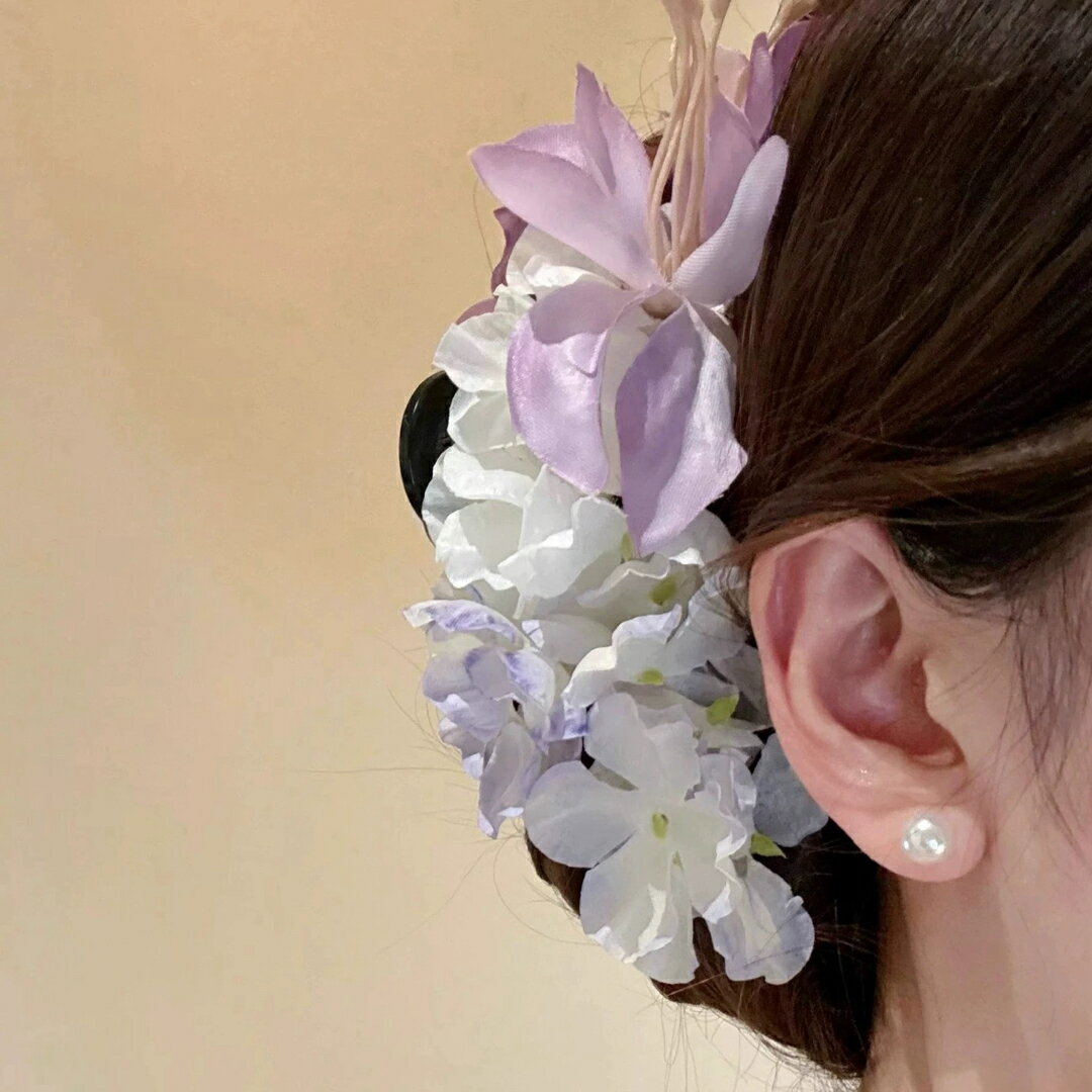 A066745上品紫白花髪飾り 大ぶりフラワーヘアクリップ 結婚式 成人式 卒業式 浴衣 和装