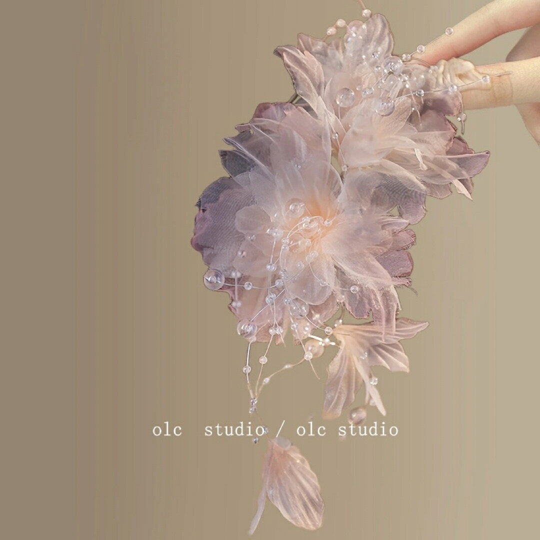商品説明 華やかで存在感のあるフラワーモチーフのヘアクリップ。透け感のある花びらとパール風ビーズが繊細に輝き、女性らしさを引き立てます。まとめ髪に挟むだけで、エレガントかつ上品な雰囲気に仕上がります。普段使いはもちろん、結婚式、パーティー、二次会や特別な日のヘアアレンジにもおすすめ。軽量でしっかり固定できるため、長時間でも快適にご使用いただけます。 ?素材：布、合金、樹脂、パール風ビーズ ?カラー：ピンク系×ホワイトビーズ ?ハンドメイドのため、形や色合いに若干の差異がございます大人可愛い印象を演出する、華やかなヘアアクセサリーです。 約2ヶ月前商品説明 華やかで存在感のあるフラワーモチーフのヘアクリップ。透け感のある花びらとパール風ビーズが繊細に輝き、女性らしさを引き立てます。まとめ髪に挟むだけで、エレガントかつ上品な雰囲気に仕上がります。普段使いはもちろん、結婚式、パーティー、二次会や特別な日のヘアアレンジにもおすすめ。軽量でしっかり固定できるため、長時間でも快適にご使用いただけます。 ?素材：布、合金、樹脂、パール風ビーズ ?カラー：ピンク系×ホワイトビーズ ?ハンドメイドのため、形や色合いに若干の差異がございます大人可愛い印象を演出する、華やかなヘアアクセサリーです。