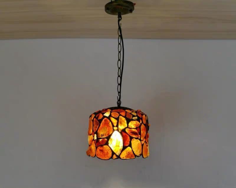 美しいガラスはどこから見ても華やかで美しい。繊細な造りの素敵なステンドランプ消灯時も素敵なインテリアになりますねサイズ：幅約25cmx高さ80cmワット数 ：電球40W×1個（E26）素材：ガラス、樹脂、合金、鉄★取付工事は電気工事士にご相談してください。★購入後のキャンセルは、ご遠慮ください。★検品のため開封してある場合があります。★複数ご注文の場合やお急ぎの場合は必ず事前に納期のお質問をお願いいたします。注意事項1、ランプがつくかどうかの確認をしてから出荷しますので、多少緩衝材がいたんだりします。ご了承ください。プロの職人さんによる手造りランプのため、大きさや色合い、接合部分など機械的に作ったものとは違って、一つ一つ違います。アウトレット込みです。2、表記と多少の差異が生じることもござ います。予めご了承の上、お買い求めくださいませ3、ご利用のPC環境により、実際の商品と色が異なる場合がございます。予めご了承ください。4、新品未使用品ですが、外箱に初期からのスレ、剥げ歪みなどあります。5、海外品ですので、気にされる方はご遠慮下さい。6、この商品は、全て手作り手描きの製品のため、商品により重量・形状の歪み・個体差、釉薬の掠れ、 針穴のような凹み、滲み、色とび、黒点、多少の傷・欠け、突起、ざらつき、濃淡差、色ムラなどがある 場合がございますが不良商品ではございません。7、素材の色・風合いなど、ディスプレーにより、一部写真と実物が異なる場合がございますので、あらか じめご了承ください。8、この商品は、購入後発送まで7日程度を要しますので、ご理解の上ご購入頂きますようお願い致します，お急ぎの方はご注文をご遠慮ください上記理由の返品交換は承ることが出来ませんので予めご了承くださいませ