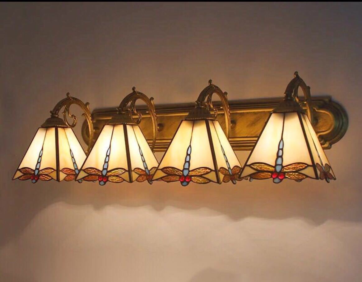 美しいガラスはどこから見ても華やかで美しい。繊細な造りの素敵なステンドランプ消灯時も素敵なインテリアになりますねサイズ ：約 幅75x 高さ27(cm)ワット数 ：　電球40W×4個（E26）素材：ガラス、樹脂、合金、鉄★取付工事は電気工事士にご相談してください。★在庫は日々変動しておりますので万が一売り切れの場合は注文をキャンセルさせて頂く場合がございます。お早めにご注文お願い致します。★購入後のキャンセルは、ご遠慮ください。★検品のため開封してある場合があります。★在庫状況により、お届けまでお時間が掛かる場合がございます。また、生産中止等の理由でお届け出来ない場合がございます。★複数ご注文の場合やお急ぎの場合は必ず事前に納期のお質問をお願いいたします。注意事項1、ランプがつくかどうかの確認をしてから出荷しますので、多少緩衝材がいたんだりします。ご了承ください。プロの職人さんによる手造りランプのため、大きさや色合い、接合部分など機械的に作ったものとは違って、一つ一つ違います。アウトレット込みです。2、表記と多少の差異が生じることもござ います。予めご了承の上、お買い求めくださいませ3、ご利用のPC環境により、実際の商品と色が異なる場合がございます。予めご了承ください。4、新品未使用品ですが、外箱に初期からのスレ、剥げ歪みなどあります。5、海外品ですので、気にされる方はご遠慮下さい。6、この商品は、全て手作り手描きの製品のため、商品により重量・形状の歪み・個体差、釉薬の掠れ、 針穴のような凹み、滲み、色とび、黒点、多少の傷・欠け、突起、ざらつき、濃淡差、色ムラなどがある 場合がございますが不良商品ではございません。7、素材の色・風合いなど、ディスプレーにより、一部写真と実物が異なる場合がございますので、あらか じめご了承ください。8、この商品は、購入後発送まで7~10日程度を要しますので、ご理解の上ご購入頂きますようお願い致します，お急ぎの方はご注文をご遠慮ください上記理由の返品交換は承ることが出来ませんので予めご了承くださいませ。