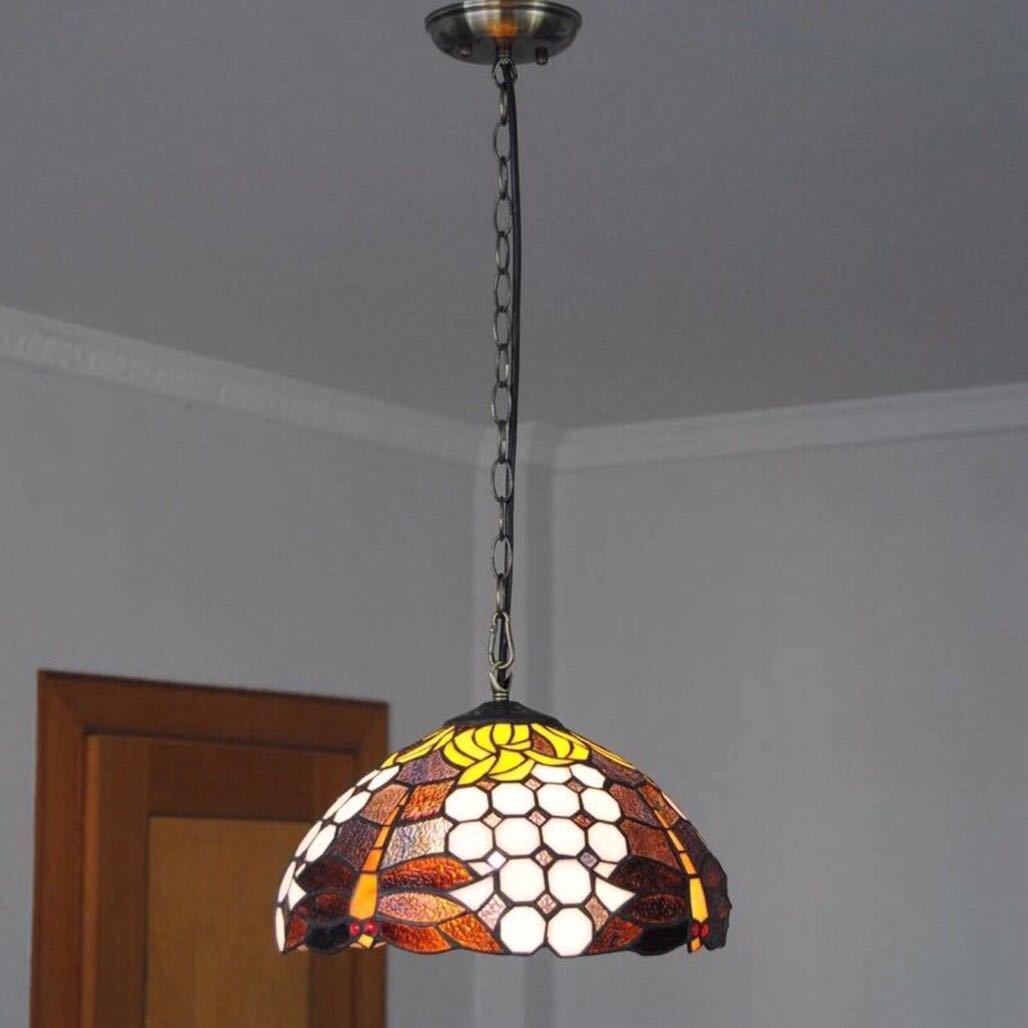 美しいガラスはどこから見ても華やかで美しい。繊細な造りの素敵なステンドランプ消灯時も素敵なインテリアになりますねサイズ ：約 幅30 x 長さ80 (cm)ワット数 ：　電球60W×1個（E26）素材：ガラス、樹脂、合金、鉄★取付工事は電気工事士にご相談してください。★在庫は日々変動しておりますので万が一売り切れの場合は注文をキャンセルさせて頂く場合がございます。お早めにご注文お願い致します。★購入後のキャンセルは、ご遠慮ください。★検品のため開封してある場合があります。★在庫状況により、お届けまでお時間が掛かる場合がございます。また、生産中止等の理由でお届け出来ない場合がございます。★複数ご注文の場合やお急ぎの場合は必ず事前に納期のお質問をお願いいたします。注意事項1、ランプがつくかどうかの確認をしてから出荷しますので、多少緩衝材がいたんだりします。ご了承ください。プロの職人さんによる手造りランプのため、大きさや色合い、接合部分など機械的に作ったものとは違って、一つ一つ違います。アウトレット込みです。2、表記と多少の差異が生じることもござ います。予めご了承の上、お買い求めくださいませ3、ご利用のPC環境により、実際の商品と色が異なる場合がございます。予めご了承ください。4、新品未使用品ですが、外箱に初期からのスレ、剥げ歪みなどあります。5、海外品ですので、気にされる方はご遠慮下さい。6、この商品は、全て手作り手描きの製品のため、商品により重量・形状の歪み・個体差、釉薬の掠れ、 針穴のような凹み、滲み、色とび、黒点、多少の傷・欠け、突起、ざらつき、濃淡差、色ムラなどがある 場合がございますが不良商品ではございません。7、素材の色・風合いなど、ディスプレーにより、一部写真と実物が異なる場合がございますので、あらか じめご了承ください。8、この商品は、購入後発送まで7~10日程度を要しますので、ご理解の上ご購入頂きますようお願い致します，お急ぎの方はご注文をご遠慮ください上記理由の返品交換は承ることが出来ませんので予めご了承くださいませ。