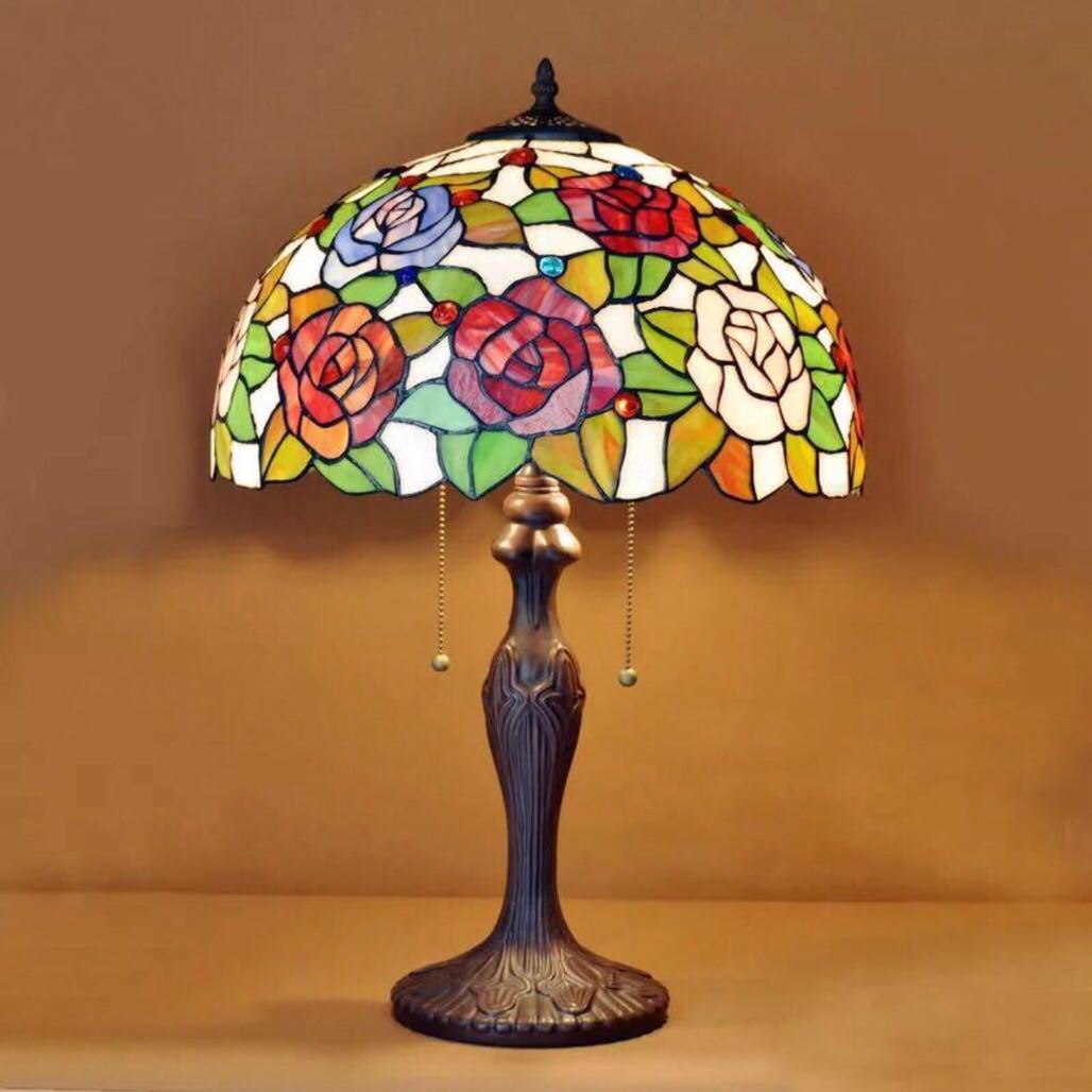 美しいガラスはどこから見ても華やかで美しい。繊細な造りの素敵なステンドランプ消灯時も素敵なインテリアになりますねサイズ ：約 幅40 x 高さ61（cm）ワット数 ：　電球40W×2個（E26）素材：ガラス、樹脂、合金、鉄★取付工事は電気工...