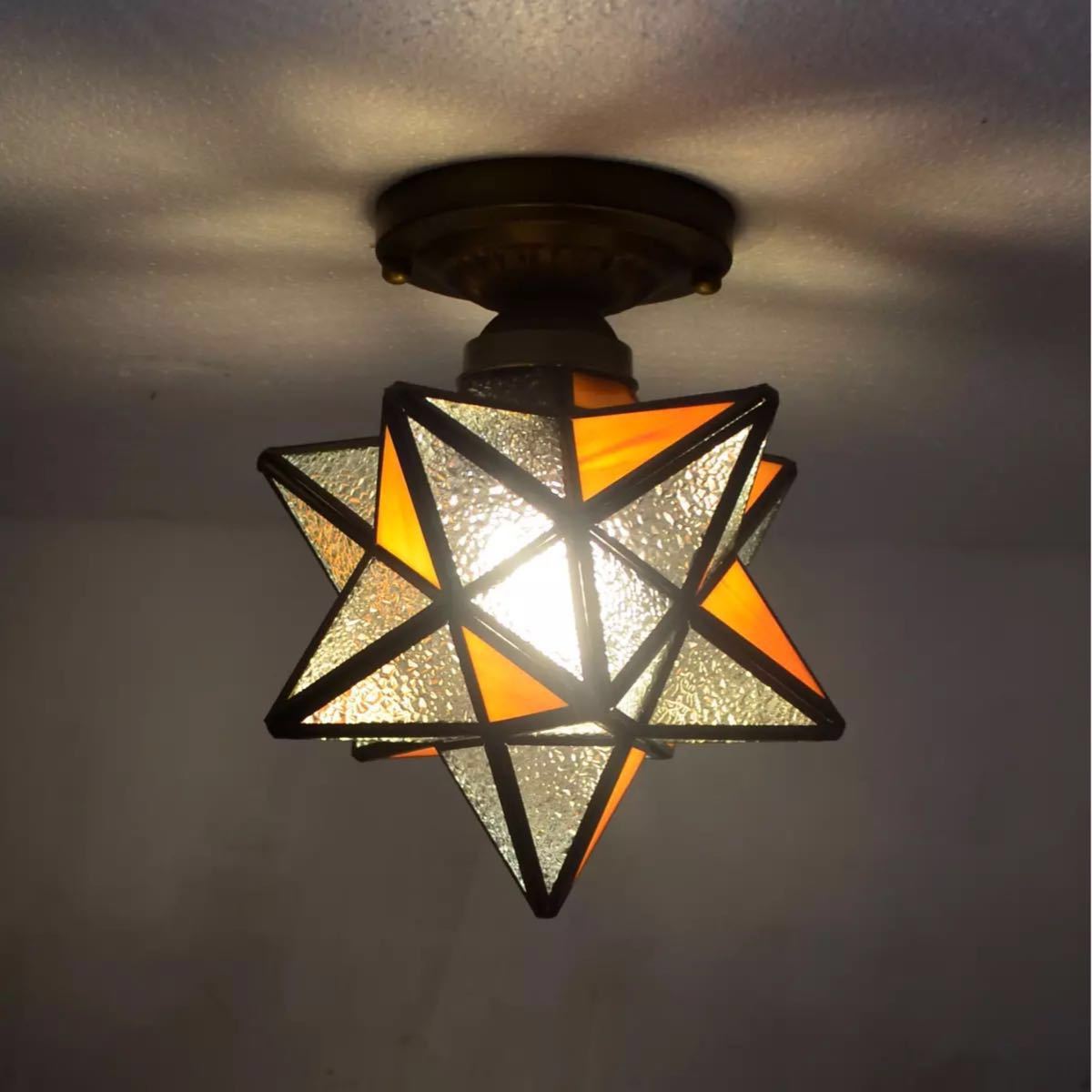 美しいガラスはどこから見ても華やかで美しい。繊細な造りの素敵なステンドランプ消灯時も素敵なインテリアになりますねサイズ：幅約20cm X 高さ約25cmワット数 ：　電球40W×1個（E26）素材：ガラス、樹脂、合金、鉄★取付工事は電気工事士にご相談してください。★在庫は日々変動しておりますので万が一売り切れの場合は注文をキャンセルさせて頂く場合がございます。お早めにご注文お願い致します。★購入後のキャンセルは、ご遠慮ください。★検品のため開封してある場合があります。★在庫状況により、お届けまでお時間が掛かる場合がございます。また、生産中止等の理由でお届け出来ない場合がございます。★複数ご注文の場合やお急ぎの場合は必ず事前に納期のお質問をお願いいたします。注意事項1、ランプがつくかどうかの確認をしてから出荷しますので、多少緩衝材がいたんだりします。ご了承ください。プロの職人さんによる手造りランプのため、大きさや色合い、接合部分など機械的に作ったものとは違って、一つ一つ違います。アウトレット込みです。2、表記と多少の差異が生じることもござ います。予めご了承の上、お買い求めくださいませ3、ご利用のPC環境により、実際の商品と色が異なる場合がございます。予めご了承ください。4、新品未使用品ですが、外箱に初期からのスレ、剥げ歪みなどあります。5、海外品ですので、気にされる方はご遠慮下さい。6、この商品は、全て手作り手描きの製品のため、商品により重量・形状の歪み・個体差、釉薬の掠れ、 針穴のような凹み、滲み、色とび、黒点、多少の傷・欠け、突起、ざらつき、濃淡差、色ムラなどがある 場合がございますが不良商品ではございません。7、素材の色・風合いなど、ディスプレーにより、一部写真と実物が異なる場合がございますので、あらか じめご了承ください。8、この商品は、購入後発送まで8日程度を要しますので、ご理解の上ご購入頂きますようお願い致します，お急ぎの方はご注文をご遠慮ください上記理由の返品交換は承ることが出来ませんので予めご了承くださいませ。