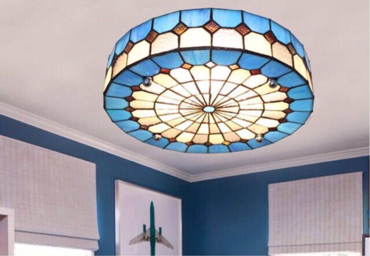 美しいガラスはどこから見ても華やかで美しい。繊細な造りの素敵なステンドランプ消灯時も素敵なインテリアになりますねサイズ ：約 幅50 x 高さ10（cm）ワット数 ：　電球60W× 4個（E26）素材：ガラス、樹脂、合金、鉄★取付工事は電気...