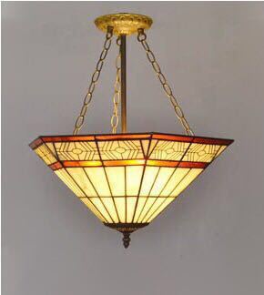 美しいガラスはどこから見ても華やかで美しい。繊細な造りの素敵なステンドランプ消灯時も素敵なインテリアになりますねサイズ ：約 幅45 x 高さ45 (cm)ワット数 ： 電球60W×3個（E26）素材：ガラス、樹脂、合金、鉄★取付工事は電気工事士にご相談してください。★在庫は日々変動しておりますので万が一売り切れの場合は注文をキャンセルさせて頂く場合がございます。お早めにご注文お願い致します。★購入後のキャンセルは、ご遠慮ください。★検品のため開封してある場合があります。★在庫状況により、お届けまでお時間が掛かる場合がございます。また、生産中止等の理由でお届け出来ない場合がございます。★複数ご注文の場合やお急ぎの場合は必ず事前に納期のお質問をお願いいたします。注意事項1、ランプがつくかどうかの確認をしてから出荷しますので、多少緩衝材がいたんだりします。ご了承ください。プロの職人さんによる手造りランプのため、大きさや色合い、接合部分など機械的に作ったものとは違って、一つ一つ違います。アウトレット込みです。2、表記と多少の差異が生じることもござ います。予めご了承の上、お買い求めくださいませ3、ご利用のPC環境により、実際の商品と色が異なる場合がございます。予めご了承ください。4、新品未使用品ですが、外箱に初期からのスレ、剥げ歪みなどあります。5、海外品ですので、気にされる方はご遠慮下さい。6、この商品は、全て手作り手描きの製品のため、商品により重量・形状の歪み・個体差、釉薬の掠れ、 針穴のような凹み、滲み、色とび、黒点、多少の傷・欠け、突起、ざらつき、濃淡差、色ムラなどがある 場合がございますが不良商品ではございません。7、素材の色・風合いなど、ディスプレーにより、一部写真と実物が異なる場合がございますので、あらか じめご了承ください。8、この商品は、購入後発送まで7~10日程度を要しますので、ご理解の上ご購入頂きますようお願い致します，お急ぎの方はご注文をご遠慮ください上記理由の返品交換は承ることが出来ませんので予めご了承くださいませ。