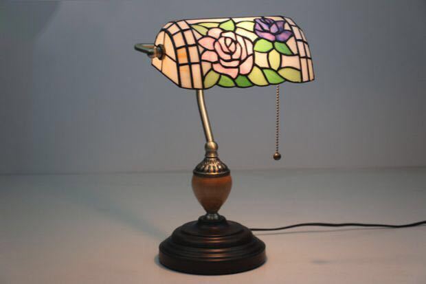A047942ステンドグラスランプ 卓上スタンド 豪華テーブルランプ 卓上照明 ．ガラス工芸スタンド