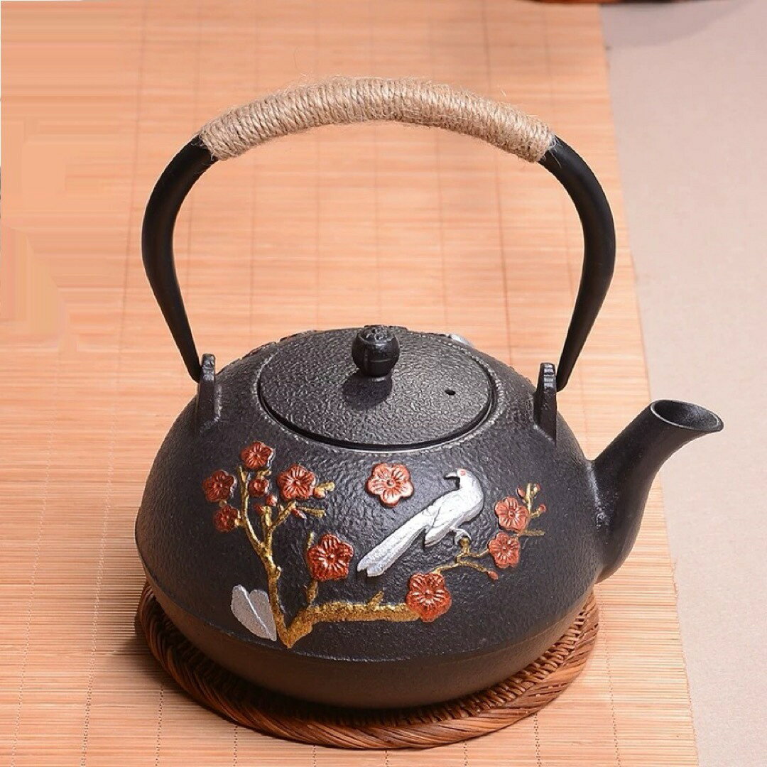商品説明 状態：新品*火からおろしても保温性に優れている*炭火で鉄瓶を800度〜1000度の温度で真っ赤になるまで焼く工程*鋳鉄適正容量：約1200ml*ガス、電気コンロ、炭火、IH調理器対応*ご使用前に、臭い消し・金気止め・錆予防をします：水で軽く洗い流してから、大匙2-3杯の緑茶を布巾で包んだものを入れて、鉄瓶の3/4くらいまで水を入れ10分程お湯を沸かした後、一度お湯をすべて捨てます。■お手入れ方法?ご使用後は、壺の中の水を必ず捨ててください。電気コンロなどの余熱を利用してしっかり乾燥させることで、サビの発生を防ぐことができます。（乾燥時は必ず加熱を停止してください）?すでにサビがある場合は、柔らかいブラシで軽く落とした後、緑茶と水を入れて煮沸し、この工程を2〜3日繰り返してください。?その他、米のとぎ汁・酢・玉ねぎ・じゃがいも・大根＋少量の塩なども、サビ対策としてご使用いただけます。☆☆★★★★★★★★★★★★★☆☆◆お客様のご覧になっているモニター等により多少色が異なる場合がございます。あらかじめご了承ください。◆複数ご注文の場合やお急ぎの場合は必ず事前に納期のお質問をお願いいたします。◆サイズの誤差は多少発生します。ご了承下さい。☆☆★★★★★★★★★★★★★☆☆注意事項1丶ご利用のPC環境により、実際の商品と色が異なる場合がございます。予めご了承ください。2丶新品未使用品ですが、外箱に初期からのスレ、剥げ歪みなどあります。3、海外品ですので、気にされる方はご遠慮下さい。4丶ご注文完了後、お客様都合による交換キャンセル及び不良品以外のご返品ご交換はお受け致しておりません。5丶梱包材のみの損傷や、お客様のイメージ違いによる性能、色、形、サイズの違い、ご注文間違い等による返品もお受けできません。配送なので軽微な傷などがつく場合がありますので、神経質な方のご購入はご遠慮ください。6丶品質に極端なこだわりをお持ちの方、極端に神経質な方はご購入ご遠慮ください，返品は対応していません上記理由の返品交換は承ることが出来ませんので予めご了承くださいませ。