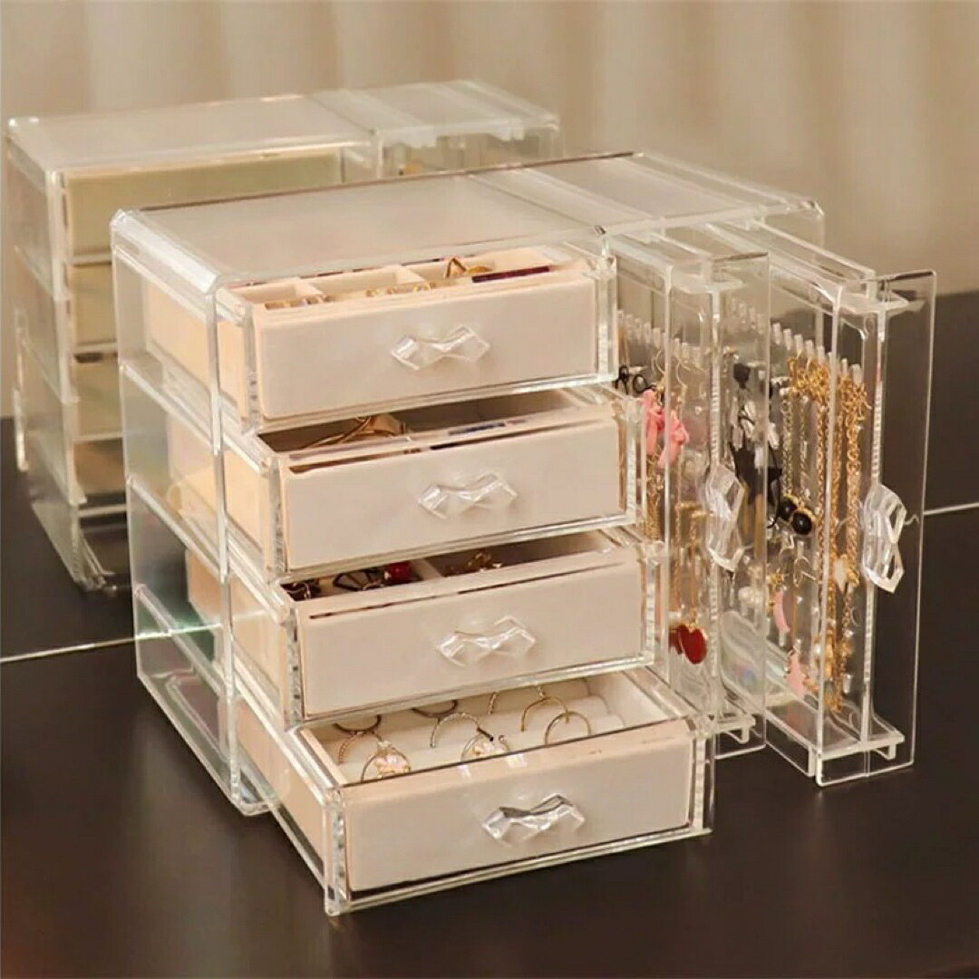 商品説明 透明感のあるアクリル素材を使用した上品なジュエリー収納ケースです。中身がひと目で確認でき整理整頓がしやすく日常使いに便利なデザインです。アクセサリーを美しく見せながら大切に保管することができます。引き出し式の収納スペースを備えておりピアスイヤリング指輪ネックレスブレスレットなどさまざまなアクセサリーを種類ごとに分けて収納できます。絡まりやすいネックレスもすっきりと整理できます。側面にはピアスやイヤリングを掛けて収納できるスペースがあり、取り出しやすく見せる収納としてもお楽しみいただけます。コンパクトなサイズ感でドレッサーやデスクの上にも置きやすくお部屋の雰囲気を損なわないシンプルなデザインです。サイズ：幅24.5cm奥行13.8cm高さ19cm注意事項1丶ご利用のPC環境により、実際の商品と色が異なる場合がございます。予めご了承ください。2丶新品未使用品ですが、外箱に初期からのスレ、剥げ歪みなどあります。3、海外品ですので、気にされる方はご遠慮下さい。4丶ご注文完了後、お客様都合による交換キャンセル及び不良品以外のご返品ご交換はお受け致しておりません。5丶梱包材のみの損傷や、お客様のイメージ違いによる性能、色、形、サイズの違い、ご注文間違い等による返品もお受けできません。配送なので軽微な傷などがつく場合がありますので、神経質な方のご購入はご遠慮ください。6丶販売条件について海外輸入製品の為、日本語の説明書は付いておりません。7丶品質に極端なこだわりをお持ちの方、極端に神経質な方はご購入ご遠慮ください，返品は対応していません上記理由の返品交換は承ることが出来ませんので予めご了承くださいませ。
