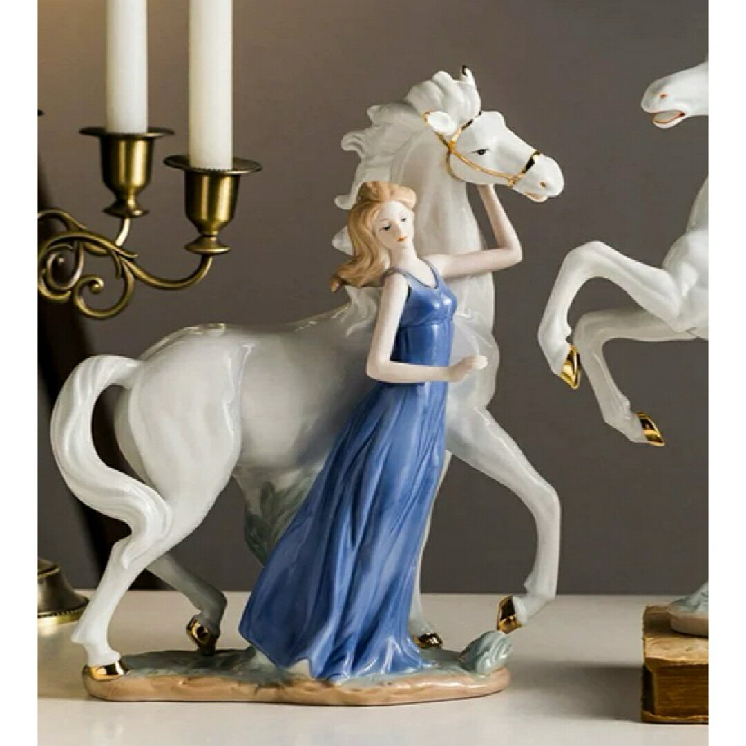 商品説明 気品あふれる女性と白馬をモチーフにした、上品で芸術性の高いオブジェです。流れるようなドレスのラインと、優雅に佇む馬の姿が調和し、空間に静かな存在感を与えます。細部まで丁寧に作り込まれており、リビングや玄関、寝室、書斎など、さまざまなインテリアに自然に溶け込みます。北欧風の落ち着いたデザインで、モダン、クラシック、ナチュラルテイストの空間にも相性が良く、ご自宅用はもちろん、新築祝い、引っ越し祝い、贈り物としてもおすすめです。高さ約30cm横幅約23cm※手作業による測定のため、多少の誤差がございます。注意事項1丶ご利用のPC環境により、実際の商品と色が異なる場合がございます。予めご了承ください。2丶新品未使用品ですが、外箱に初期からのスレ、剥げ歪みなどあります。商品が輸送中に破損しないよう、木箱で商品を詰めてしまう場合がございますので、ご了承ください。3丶ご注文完了後、お客様都合による交換キャンセル及び不良品以外のご返品ご交換はお受け致しておりません。4丶梱包材のみの損傷や、お客様のイメージ違いによる性能、色、形、サイズの違い、ご注文間違い等による返品もお受けできません。配送なので軽微な傷などがつく場合がありますので、神経質な方のご購入はご遠慮ください。5丶品質に極端なこだわりをお持ちの方、極端に神経質な方はご購入ご遠慮ください，返品は対応していません6丶きちんと検品しておりますが、日本製に比べ作りが甘い場合がございます。傷がある場合がございます。完璧を求める方は入札をお控えください。上記理由の返品交換は承ることが出来ませんので予めご了承くださいませ。