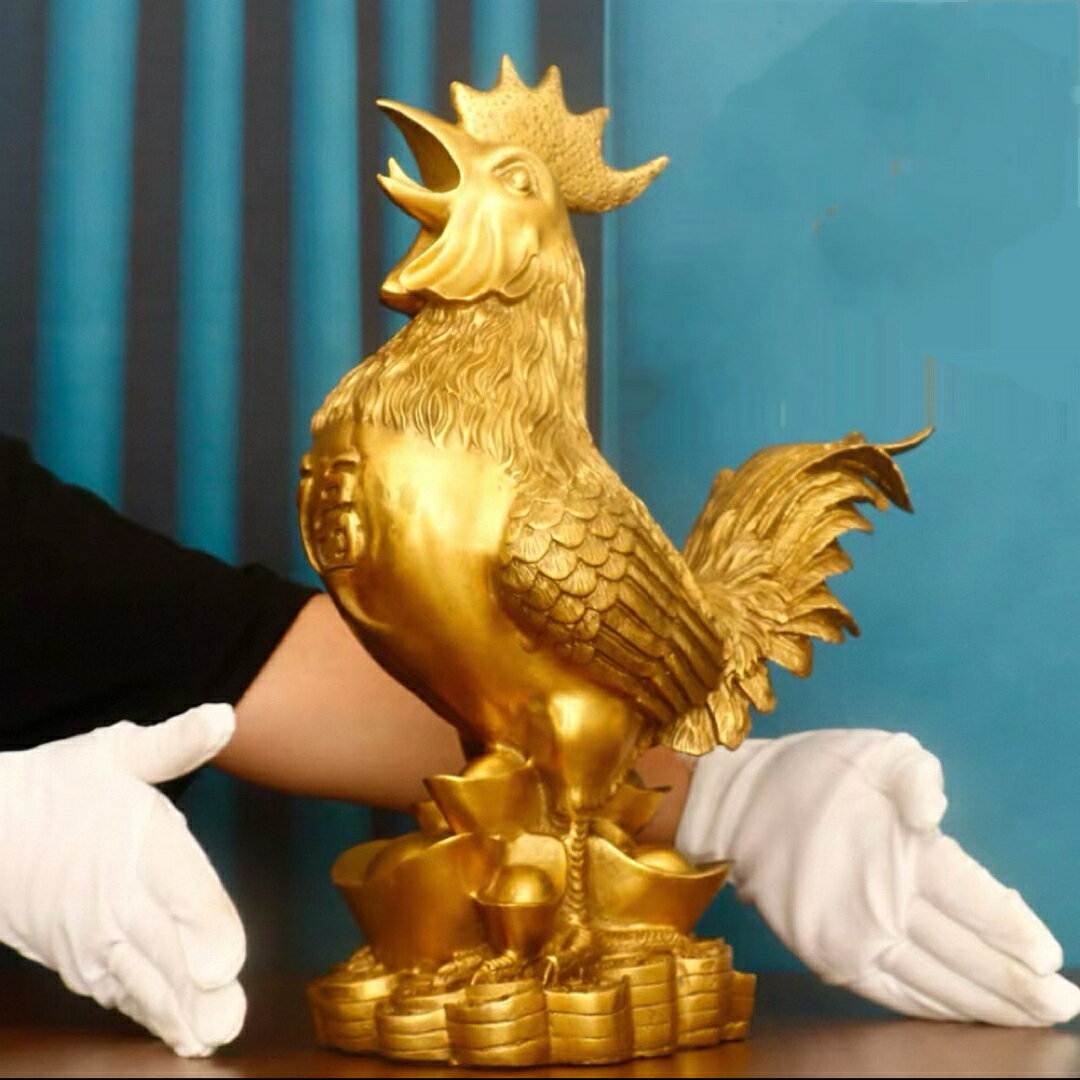商品説明 圧倒的な存在感を放つ大型サイズの金鶏公鶏モチーフ置物です。堂々と鳴く雄鶏の姿は、古来より新しい始まり運気向上金運商売繁盛の象徴とされ、玄関ホール店舗オフィス応接スペースなど、広い空間の主役として最適です。素材には銅合金を使用し、伝統的な鋳造技法により羽根や鶏冠の細部まで力強く表現されています。大型ならではの重厚感と高級感があり、風水インテリアや縁起物としても高い評価を受けています。商品仕様素材：銅合金サイズ：約高さ50cm長さ35cm幅50cm重量：約7.5kg製品についてのご注意・本商品は鋳造工程上、内部が空洞構造となっております。そのため、個体によっては振ると音がする場合がございますが、品質・ご使用には問題ございません。・鋳造過程で生じる小さな気泡（砂目）、製造ロットや焼成温度の違いによる色味・重量の個体差がございます。工芸品の特性としてあらかじめご了承ください。・掲載写真は実物撮影ですが、モニター環境により色味が異なる場合がございます注意事項1丶ご利用のPC環境により、実際の商品と色が異なる場合がございます。予めご了承ください。2丶新品未使用品ですが、外箱に初期からのスレ、剥げ歪みなどあります。商品が輸送中に破損しないよう、木箱で商品を詰めてしまう場合がございますので、ご了承ください。3丶ご注文完了後、お客様都合による交換キャンセル及び不良品以外のご返品ご交換はお受け致しておりません。4丶梱包材のみの損傷や、お客様のイメージ違いによる性能、色、形、サイズの違い、ご注文間違い等による返品もお受けできません。配送なので軽微な傷などがつく場合がありますので、神経質な方のご購入はご遠慮ください。5丶品質に極端なこだわりをお持ちの方、極端に神経質な方はご購入ご遠慮ください，返品は対応していません6丶きちんと検品しておりますが、日本製に比べ作りが甘い場合がございます。傷がある場合がございます。完璧を求める方は入札をお控えください。上記理由の返品交換は承ることが出来ませんので予めご了承くださいませ。