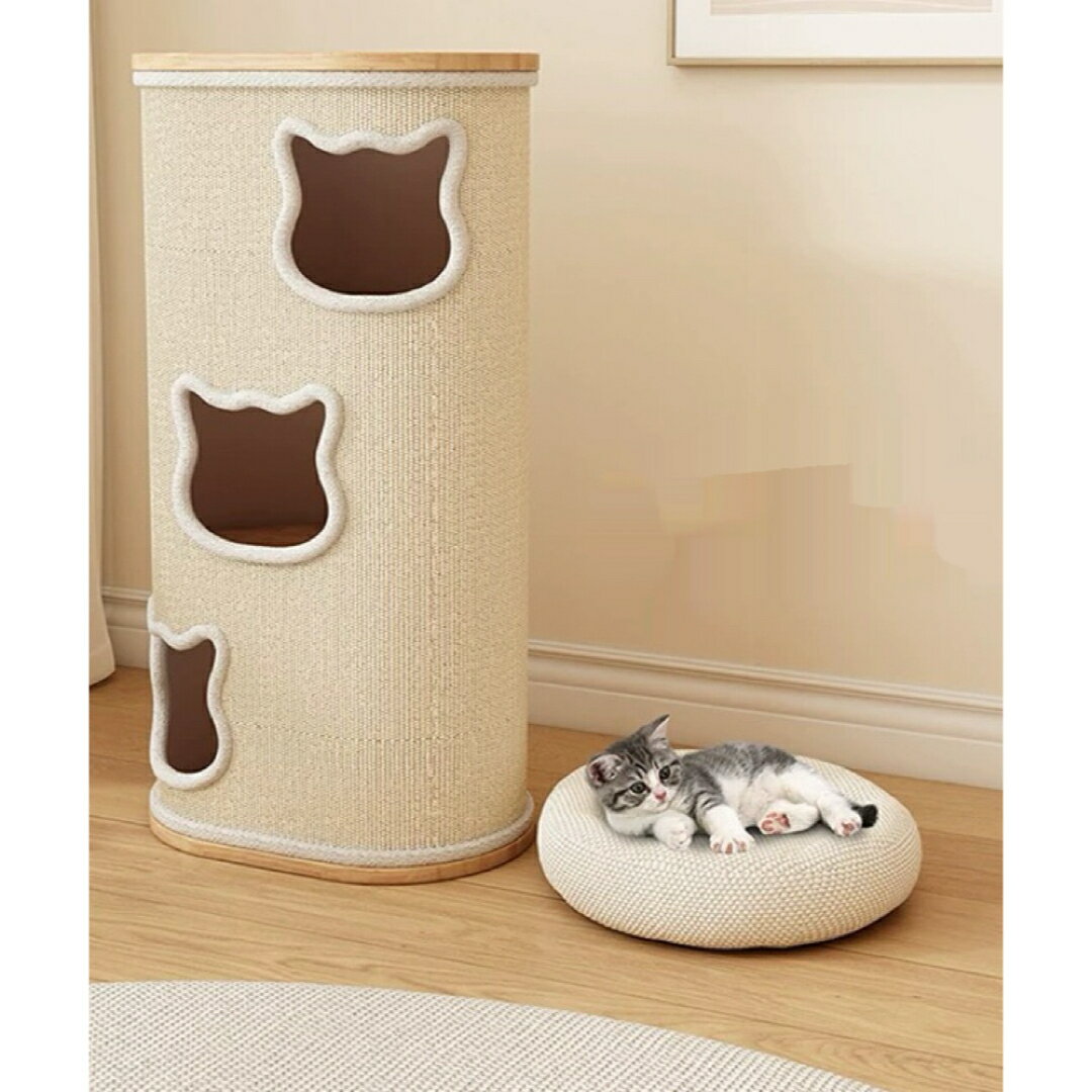 商品説明 ナチュラルなデザインが魅力の、多機能キャットタワーです。猫ちゃんのくつろぎスペースと爪とぎ機能を兼ね備えた、実用性の高いアイテムです。円柱型の本体は安定感があり、省スペースでも設置しやすい設計。3段構造で、遊び・休憩・隠れ家として猫ちゃんが快適に過ごせます。外側には耐久性の高い麻素材を使用し、爪とぎとしても活躍。家具の傷防止にも役立ちます。かわいい猫型の入り口デザインで、見た目もおしゃれ。インテリアに馴染むナチュラルカラーで、お部屋を優しい雰囲気に演出します。サイズ：約高さ90cm底面：約47×35cm素材：天然木＋麻＋多層板構造：3段タイプ付属：猫ベッド（直径約45cm）※サイズは若干の誤差が生じる場合がござ