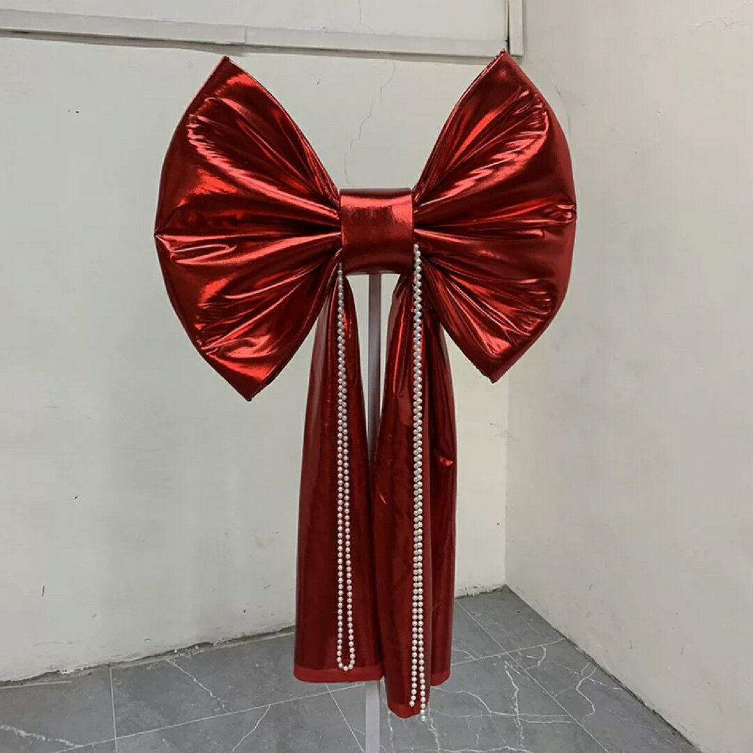 商品説明 存在感抜群の特大リボン装飾です。幅約100cm、ロングテール約1.5mのダイナミックなサイズ感で、イベント空間を華やかに演出します。撮影背景、ディスプレイ、ショーウィンドウ、式典装飾など幅広いシーンで使用でき、会場全体の印象を盛り上げる効果があります。ファッションショー、舞台演出、オープニングセレモニー、展示会など、注目度を高めたい場面に最適なデコレーションアイテムです。1点値段 ?リボン幅：約100cm ?ロングテール長さ：約150cm（1.5m） ?素材：布下記サイズもオーダー可能です。60幅リボンテール1m80幅リボンテール1.2m1.2m幅リボンテール1.8m1.5m幅リボンテール2m1.8m幅リボンテール2.2m2m幅リボンテール2.5m商品は折りたたんで発送いたしますので、折りジワが付く可能性がございます。恐れ入りますが、到着後はアイロン等でシワ伸ばしをお願いいたします。