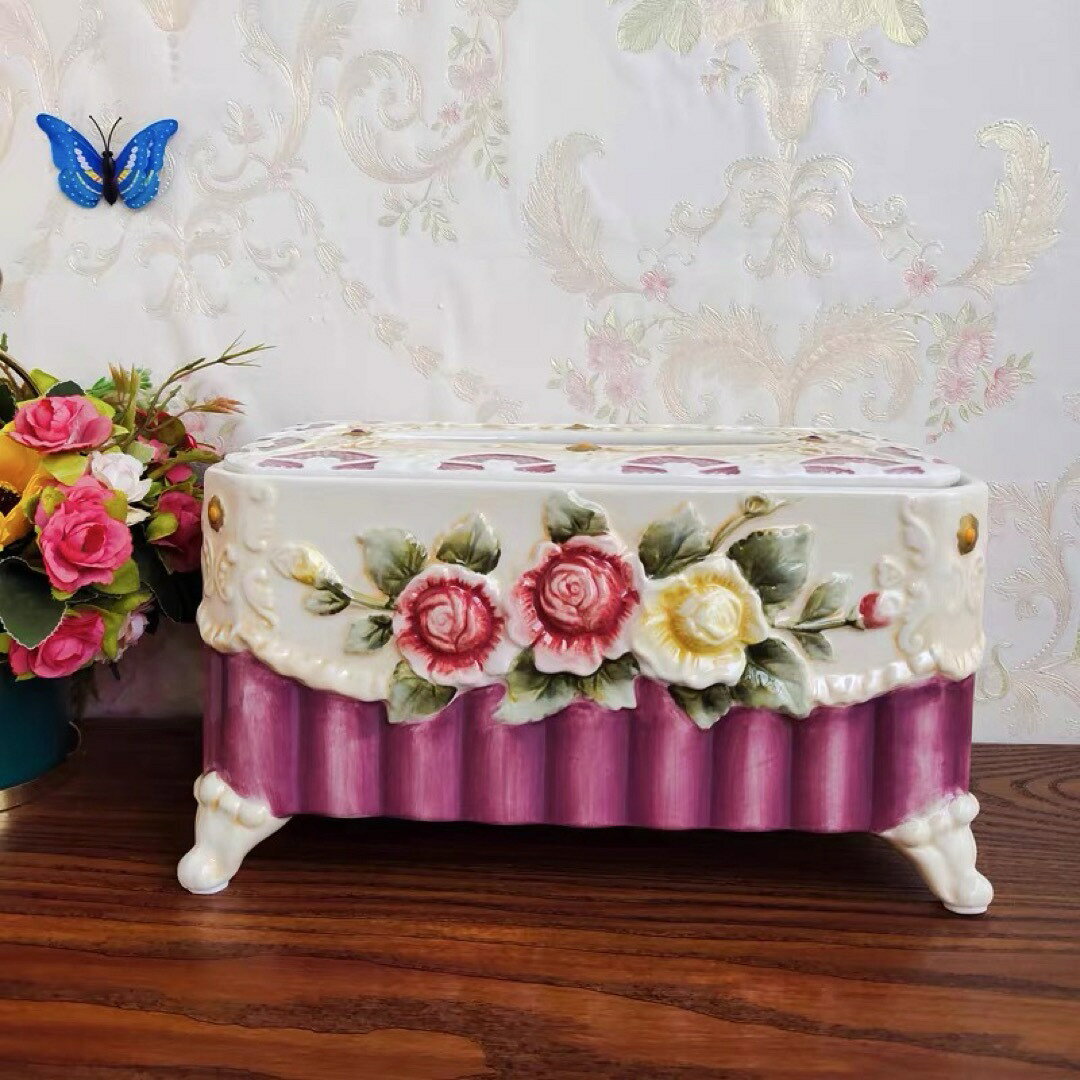 商品説明 サイズ：約長さ26cm×幅16cm×高さ15cm素材：セラミック（陶器）立体的なローズ装飾が美しい、ヨーロピアン風ティッシュケースです。華やかな花柄デザインと上品なカラーが、お部屋をエレガントな雰囲気に演出します。リビングやダイニング、寝室など様々な場所に置くだけで、インテリアとしても楽しめます。陶器素材ならではの高級感のある質感で、実用性と装飾性を兼ね備えたティッシュボックスです。注意事項1丶ご利用のPC環境により、実際の商品と色が異なる場合がございます。予めご了承ください。2丶新品未使用品ですが、外箱に初期からのスレ、剥げ歪みなどあります。商品が輸送中に破損しないよう、木箱で商品を詰めてしまう場合がございますので、ご了承ください。3丶ご注文完了後、お客様都合による交換キャンセル及び不良品以外のご返品ご交換はお受け致しておりません。4丶梱包材のみの損傷や、お客様のイメージ違いによる性能、色、形、サイズの違い、ご注文間違い等による返品もお受けできません。配送なので軽微な傷などがつく場合がありますので、神経質な方のご購入はご遠慮ください。5丶販売条件について海外輸入製品の為、日本語の説明書は付いておりません。6丶品質に極端なこだわりをお持ちの方、極端に神経質な方はご購入ご遠慮ください，返品は対応していません7丶きちんと検品しておりますが、日本製に比べ作りが甘い場合がございます。傷がある場合がございます。完璧を求める方は入札をお控えください。上記理由の返品交換は承ることが出来ませんので予めご了承くださいませ。