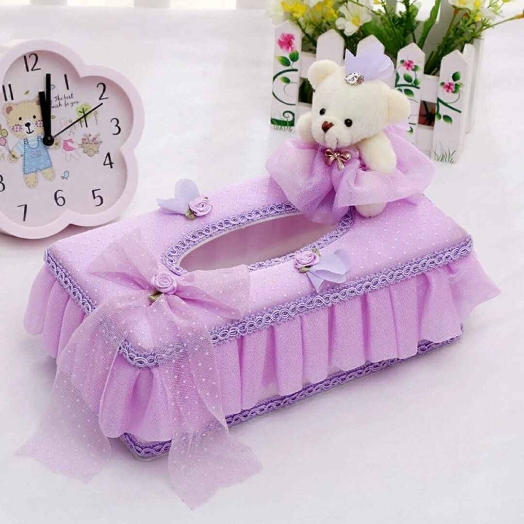 商品説明 可愛いくまのぬいぐるみが付いた、姫系デザインのティッシュケースです。ふんわりとしたフリルレースとリボン装飾が、お部屋を華やかで可愛い雰囲気に演出します。ティッシュボックスをおしゃれに収納でき、リビング、寝室、子供部屋、ドレッサーなどのインテリアとしてもおすすめです。サイズ長さ23cmx幅12cmx高さ8cm内部高さ7.5cm注意事項1丶ご利用のPC環境により、実際の商品と色が異なる場合がございます。予めご了承ください。2丶新品未使用品ですが、外箱に初期からのスレ、剥げ歪みなどあります。3、海外品ですので、気にされる方はご遠慮下さい。4丶ご注文完了後、お客様都合による交換キャンセル及び不良品以外のご返品ご交換はお受け致しておりません。5丶梱包材のみの損傷や、お客様のイメージ違いによる性能、色、形、サイズの違い、ご注文間違い等による返品もお受けできません。配送なので軽微な傷などがつく場合がありますので、神経質な方のご購入はご遠慮ください。6丶販売条件について海外輸入製品の為、日本語の説明書は付いておりません。7丶品質に極端なこだわりをお持ちの方、極端に神経質な方はご購入ご遠慮ください，返品は対応していません上記理由の返品交換は承ることが出来ませんので予めご了承くださいませ。