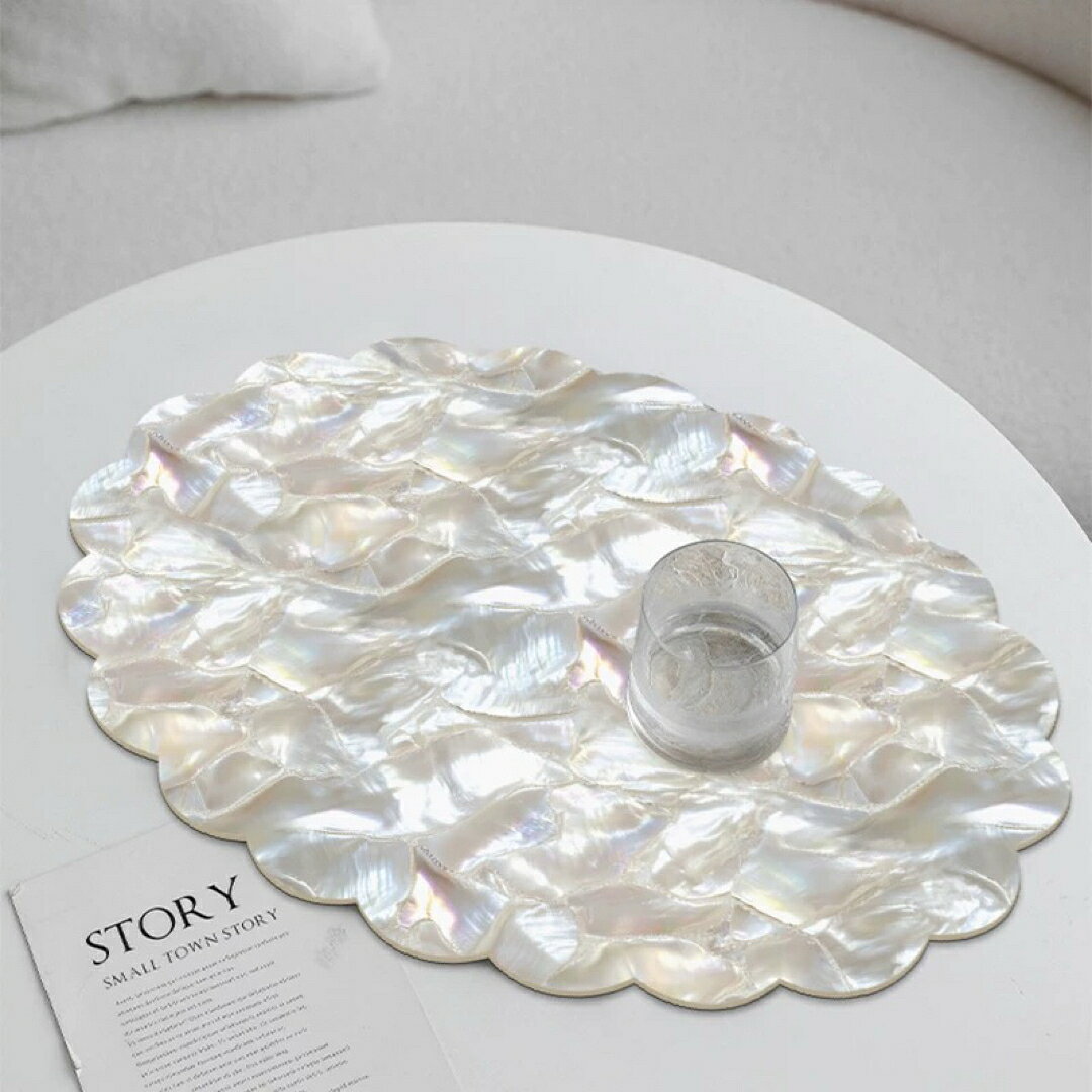 商品説明 上品な光沢が美しい、シェル風デザインのランチョンマットです。テーブルに敷くだけで、洗練された高級感のある空間を演出します。貝殻のようなオーロラ調の輝きが特徴で、北欧風やモダンインテリアとも相性抜群です。素材：PVCサイズ：約30×45cm厚さ：約1.8mm特徴防水、防汚でお手入れ簡単滑りにくく安定感ありデスクマットやインテリアマットとしても使用可能高級感のあるシェル風デザイン注意事項1丶ご利用のPC環境により、実際の商品と色が異なる場合がございます。予めご了承ください。2丶新品未使用品ですが、外箱に初期からのスレ、剥げ歪みなどあります。3丶ご注文完了後、お客様都合による交換キャンセル及び不良品以外のご返品ご交換はお受け致しておりません。4丶梱包材のみの損傷や、お客様のイメージ違いによる性能、色、形、サイズの違い、ご注文間違い等による返品もお受けできません。5、配送なので軽微な傷などがつく場合がありますので、神経質な方のご購入はご遠慮ください。6、ご使用する前に、製品によって、お客様ご自身が簡単な組み合わせする必要の場合がございます。7丶品質に極端なこだわりをお持ちの方、極端に神経質な方はご購入ご遠慮ください，返品は対応していません8丶ランプがつくかどうかの確認をしてから出荷しますので、多少緩衝材がいたんだりします。ご了承ください。上記理由の返品交換は承ることが出来ませんので予めご了承くださいませ。