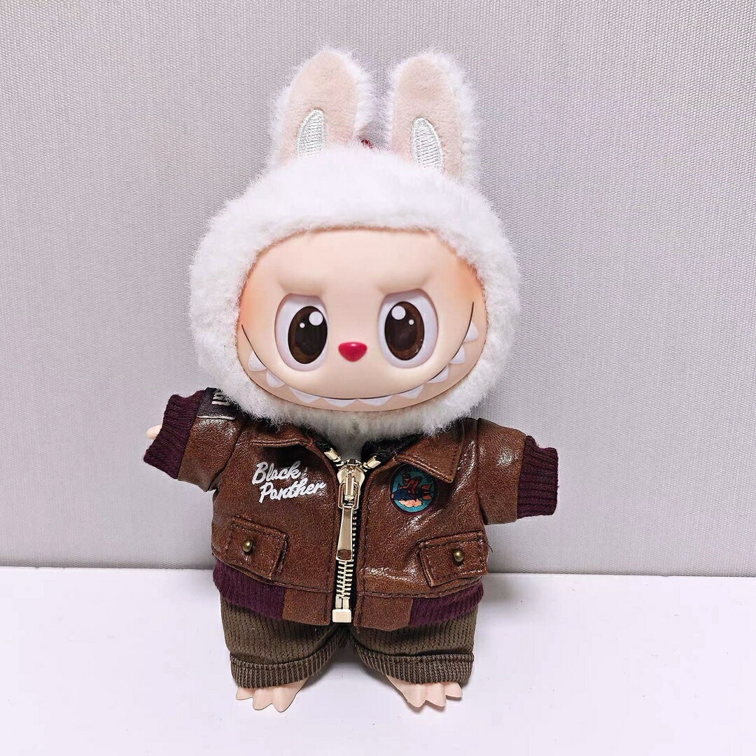 商品説明 POPMARTポップマートLABUBUラブブ商品は着替えのみ、labubu本体を付いてないです。ぬいぐるみは付属しておりません。セット内容（計2点）1.フライトジャケット2.コーデュロイパンツ対応サイズ：約17cmサイズのぬいぐるみ（Labubu第1世代、第2世代、第3世代などに適合）【注意事項】?ぬいぐるみ本体は付属しません。ジャケットとパンツのみの販売です。?海外製品のため、日本の製品に比べ縫製が甘い箇所や、微細なほつれなどがある場合がございます。?商品画像はご覧になる環境（モニター等）により、実際の色味と多少異なる場合がございます。※こちらの商品は受注生産品の為、ご注文後のキャンセル、変更はお受けできません。※お急ぎの場合は必ず事前に在庫確認を行って下さい。
