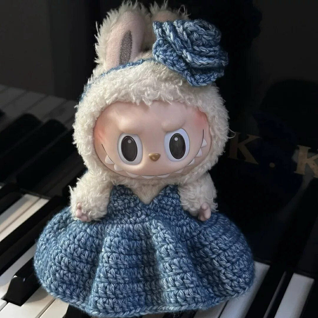 商品説明 POPMARTポップマートLABUBUラブブ商品は着替えのみ、labubu本体を付いてないです。ぬいぐるみは付属しておりません。セット内容1、頭飾り2、ワンピース※丁寧にお作りしていますが、素人ハンドメイド品の為縫い目のズレ、歪み、よれ等がある場合がございます。ご了承頂ける方のみご購入お願い致します。[備考]※こちらの商品は受注生産品の為、ご注文後のキャンセル、変更はお受けできません。※こちらの商品は受注生産品の為、出荷までに8営業日程必要になります。※お急ぎの場合は必ず事前に在庫確認を行って下さい。