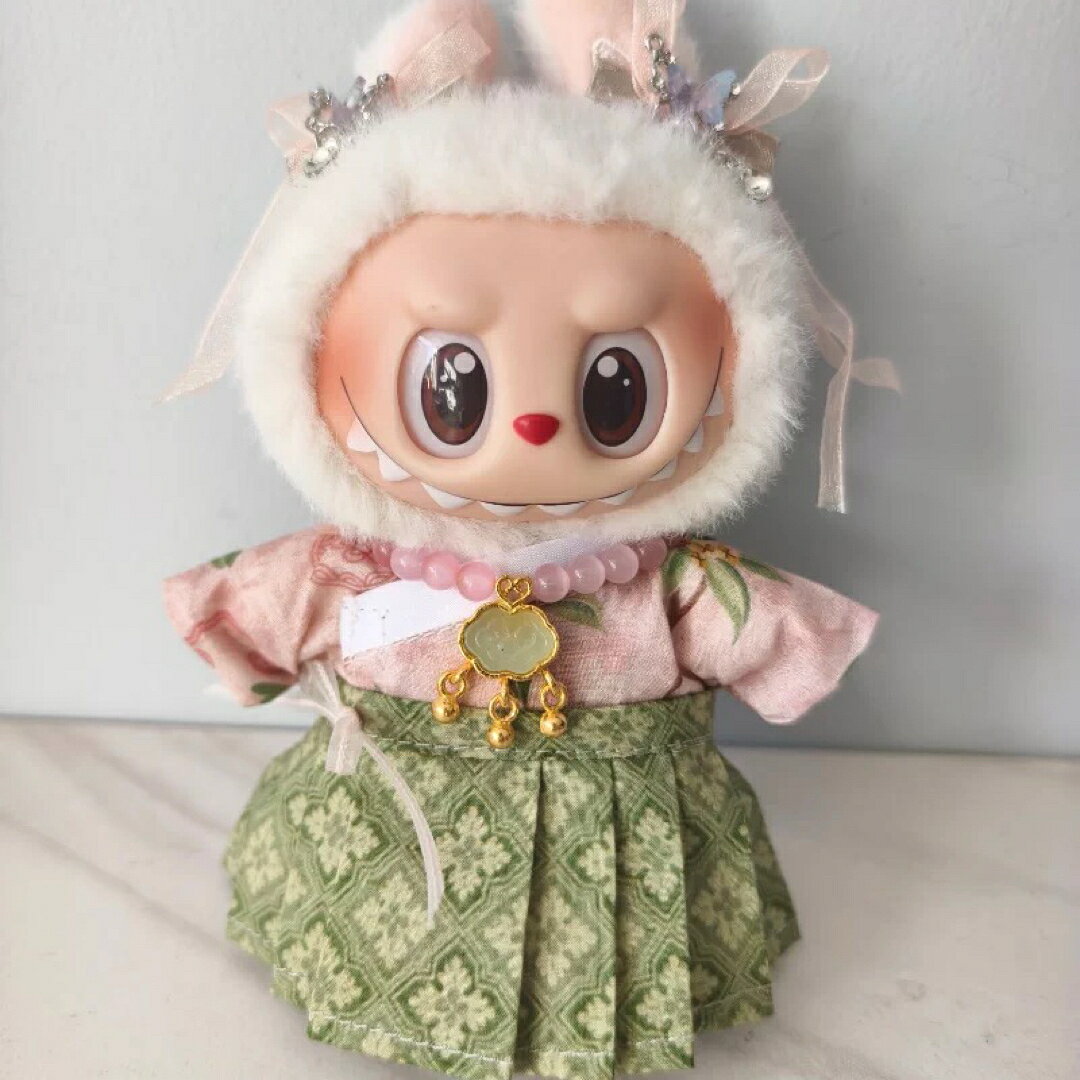 商品説明 POPMARTポップマートLABUBUラブブ商品は着替えのみ、labubu本体を付いてないです。ぬいぐるみは付属しておりません。セット内容1、頭飾り2、スカート3、ネックレス4、トップス※丁寧にお作りしていますが、素人ハンドメイド品の為縫い目のズレ、歪み、よれ等がある場合がございます。ご了承頂ける方のみご購入お願い致します。[備考]※こちらの商品は受注生産品の為、ご注文後のキャンセル、変更はお受けできません。※こちらの商品は受注生産品の為、出荷までに8営業日程必要になります。※お急ぎの場合は必ず事前に在庫確認を行って下さい。