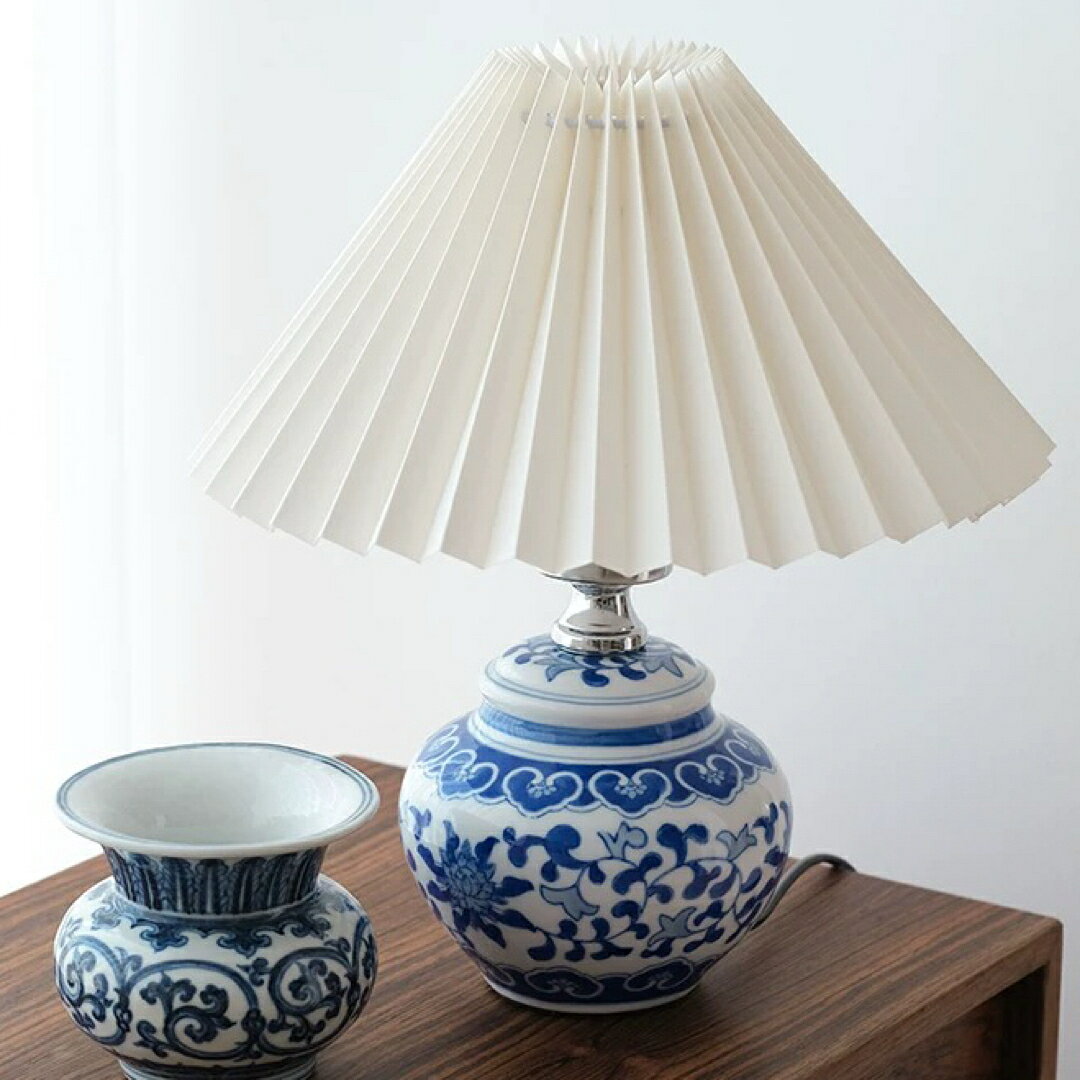 商品説明 【商品仕様】■個口数：1（〜40Wまで対応）■E26白熱球、電球型蛍光灯、LED電球使用可能■使用電球：1個（※電球は付属しておりません）■商品外寸：幅約27x高さ39（cm)☆☆★★★★★★★★★★★★★☆☆◆お客様のご覧になっているモニター等により多少色が異なる場合がございます。あらかじめご了承ください。◆複数ご注文の場合やお急ぎの場合は必ず事前に納期のお質問をお願いいたします。◆サイズの誤差は多少発生します。ご了承下さい。☆☆★★★★★★★★★★★★★☆☆注意事項1丶ご利用のPC環境により、実際の商品と色が異なる場合がございます。予めご了承ください。2丶新品未使用品ですが、外箱に初期からのスレ、剥げ歪みなどあります。3、海外品ですので、気にされる方はご遠慮下さい。4丶ご注文完了後、お客様都合による交換キャンセル及び不良品以外のご返品ご交換はお受け致しておりません。5丶梱包材のみの損傷や、お客様のイメージ違いによる性能、色、形、サイズの違い、ご注文間違い等による返品もお受けできません。配送なので軽微な傷などがつく場合がありますので、神経質な方のご購入はご遠慮ください。6丶品質に極端なこだわりをお持ちの方、極端に神経質な方はご購入ご遠慮ください，返品は対応していません上記理由の返品交換は承ることが出来ませんので予めご了承くださいませ。