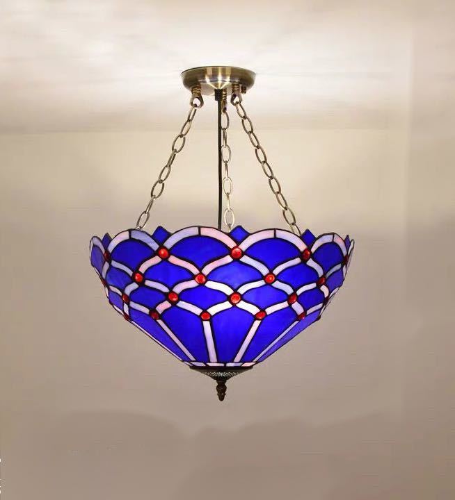 美しいガラスはどこから見ても華やかで美しい。繊細な造りの素敵なステンドランプ消灯時も素敵なインテリアになりますねサイズ ：約 幅41 x 高さ65 (cm）ワット数 ： 電球60W×3個（E26）素材：ガラス、樹脂、合金、鉄★取付工事は電気工事士にご相談してください。★購入後のキャンセルは、ご遠慮ください。★検品のため開封してある場合があります。★複数ご注文の場合やお急ぎの場合は必ず事前に納期のお質問をお願いいたします。注意事項1、ランプがつくかどうかの確認をしてから出荷しますので、多少緩衝材がいたんだりします。ご了承ください。プロの職人さんによる手造りランプのため、大きさや色合い、接合部分など機械的に作ったものとは違って、一つ一つ違います。アウトレット込みです。2、表記と多少の差異が生じることもござ います。予めご了承の上、お買い求めくださいませ3、ご利用のPC環境により、実際の商品と色が異なる場合がございます。予めご了承ください。4、新品未使用品ですが、外箱に初期からのスレ、剥げ歪みなどあります。5、海外品ですので、気にされる方はご遠慮下さい。6、この商品は、全て手作り手描きの製品のため、商品により重量・形状の歪み・個体差、釉薬の掠れ、 針穴のような凹み、滲み、色とび、黒点、多少の傷・欠け、突起、ざらつき、濃淡差、色ムラなどがある 場合がございますが不良商品ではございません。7、素材の色・風合いなど、ディスプレーにより、一部写真と実物が異なる場合がございますので、あらか じめご了承ください。8、この商品は、購入後発送まで7~10日程度を要しますので、ご理解の上ご購入頂きますようお願い致します，お急ぎの方はご注文をご遠慮ください上記理由の返品交換は承ることが出来ませんので予めご了承くださいませ。