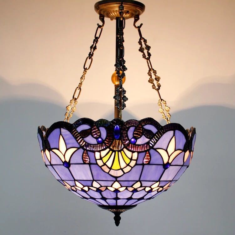 美しいガラスはどこから見ても華やかで美しい。繊細な造りの素敵なステンドランプ消灯時も素敵なインテリアになりますねサイズ：幅約45cm X 高さ50cmワット数 ：　電球40W×2個（E26）素材：ガラス、樹脂、合金、鉄★取付工事は電気工事士にご相談してください。★在庫は日々変動しておりますので万が一売り切れの場合は注文をキャンセルさせて頂く場合がございます。お早めにご注文お願い致します。★購入後のキャンセルは、ご遠慮ください。★検品のため開封してある場合があります。★在庫状況により、お届けまでお時間が掛かる場合がございます。また、生産中止等の理由でお届け出来ない場合がございます。★複数ご注文の場合やお急ぎの場合は必ず事前に納期のお質問をお願いいたします。注意事項1、ランプがつくかどうかの確認をしてから出荷しますので、多少緩衝材がいたんだりします。ご了承ください。プロの職人さんによる手造りランプのため、大きさや色合い、接合部分など機械的に作ったものとは違って、一つ一つ違います。アウトレット込みです。2、表記と多少の差異が生じることもござ います。予めご了承の上、お買い求めくださいませ3、ご利用のPC環境により、実際の商品と色が異なる場合がございます。予めご了承ください。4、新品未使用品ですが、外箱に初期からのスレ、剥げ歪みなどあります。5、海外品ですので、気にされる方はご遠慮下さい。6、この商品は、全て手作り手描きの製品のため、商品により重量・形状の歪み・個体差、釉薬の掠れ、 針穴のような凹み、滲み、色とび、黒点、多少の傷・欠け、突起、ざらつき、濃淡差、色ムラなどがある 場合がございますが不良商品ではございません。7、素材の色・風合いなど、ディスプレーにより、一部写真と実物が異なる場合がございますので、あらか じめご了承ください。8、この商品は、購入後発送まで9日程度を要しますので、ご理解の上ご購入頂きますようお願い致します，お急ぎの方はご注文をご遠慮ください上記理由の返品交換は承ることが出来ませんので予めご了承くださいませ。※商品によっては外国輸入品及び受注生産により商品発送まで約6~9日、お急ぎの場合はご質問ください。(2月に注文される場合ははメーカーが休みになるので3月に生産・発送となる場合があります。）