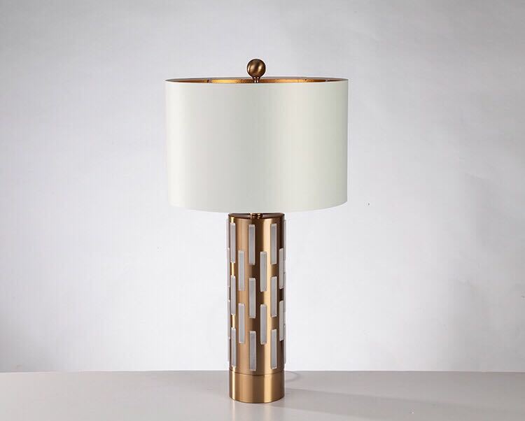 【商品仕様】■個口数：1 （〜40Wまで対応）■E26白熱球、電球型蛍光灯、LED電球使用可能■使用電球：1個（※電球は付属しておりません）■商品外寸：幅約38 x 高さ約68 (cm)※サイズの誤差は多少発生します。ご了承下さい。★在庫は...