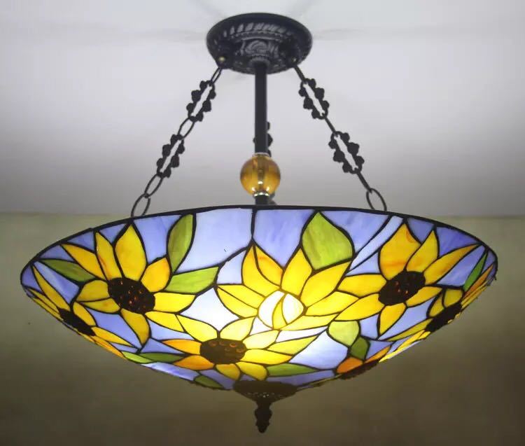 美しいガラスはどこから見ても華やかで美しい。繊細な造りの素敵なステンドランプ消灯時も素敵なインテリアになりますねサイズ：幅約41x 高さ約50 (cm)ワット数 ：　電球40W×3個（E26）素材：ガラス、樹脂、合金、鉄★在庫は日々変動しておりますので万が一売り切れの場合は注文をキャンセルさせて頂く場合がございます。お早めにご注文お願い致します。★購入後のキャンセルは、ご遠慮ください。★検品のため開封してある場合があります。★在庫状況により、お届けまでお時間が掛かる場合がございます。また、生産中止等の理由でお届け出来ない場合がございます。★複数ご注文の場合やお急ぎの場合は必ず事前に納期のお質問をお願いいたします。注意事項1、ランプがつくかどうかの確認をしてから出荷しますので、多少緩衝材がいたんだりします。ご了承ください。プロの職人さんによる手造りランプのため、大きさや色合い、接合部分など機械的に作ったものとは違って、一つ一つ違います。アウトレット込みです。2、表記と多少の差異が生じることもござ います。予めご了承の上、お買い求めくださいませ3、ご利用のPC環境により、実際の商品と色が異なる場合がございます。予めご了承ください。4、新品未使用品ですが、外箱に初期からのスレ、剥げ歪みなどあります。5、海外品ですので、気にされる方はご遠慮下さい。6、この商品は、全て手作り手描きの製品のため、商品により重量・形状の歪み・個体差、釉薬の掠れ、 針穴のような凹み、滲み、色とび、黒点、多少の傷・欠け、突起、ざらつき、濃淡差、色ムラなどがある 場合がございますが不良商品ではございません。7、素材の色・風合いなど、ディスプレーにより、一部写真と実物が異なる場合がございますので、あらか じめご了承ください。8、この商品は、購入後発送まで8日程度を要しますので、ご理解の上ご購入頂きますようお願い致します，お急ぎの方はご注文をご遠慮ください上記理由の返品交換は承ることが出来ませんので予めご了承くださいませ。