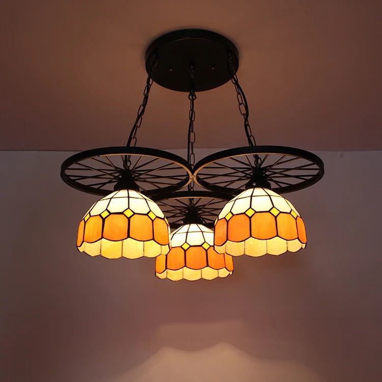 美しいガラスはどこから見ても華やかで美しい。繊細な造りの素敵なステンドランプ消灯時も素敵なインテリアになりますねサイズ ：約 幅58 x 高さ80 (cm）ワット数 ： 電球40W〜60W×3個（E26）素材：ガラス、樹脂、合金、鉄★取付工事は電気工事士にご相談してください。★購入後のキャンセルは、ご遠慮ください。★検品のため開封してある場合があります。★複数ご注文の場合やお急ぎの場合は必ず事前に納期のお質問をお願いいたします。注意事項1、ランプがつくかどうかの確認をしてから出荷しますので、多少緩衝材がいたんだりします。ご了承ください。プロの職人さんによる手造りランプのため、大きさや色合い、接合部分など機械的に作ったものとは違って、一つ一つ違います。アウトレット込みです。2、表記と多少の差異が生じることもござ います。予めご了承の上、お買い求めくださいませ3、ご利用のPC環境により、実際の商品と色が異なる場合がございます。予めご了承ください。4、新品未使用品ですが、外箱に初期からのスレ、剥げ歪みなどあります。5、海外品ですので、気にされる方はご遠慮下さい。6、この商品は、全て手作り手描きの製品のため、商品により重量・形状の歪み・個体差、釉薬の掠れ、 針穴のような凹み、滲み、色とび、黒点、多少の傷・欠け、突起、ざらつき、濃淡差、色ムラなどがある 場合がございますが不良商品ではございません。7、素材の色・風合いなど、ディスプレーにより、一部写真と実物が異なる場合がございますので、あらか じめご了承ください。8、この商品は、購入後発送まで7~10日程度を要しますので、ご理解の上ご購入頂きますようお願い致します，お急ぎの方はご注文をご遠慮ください上記理由の返品交換は承ることが出来ませんので予めご了承くださいませ。