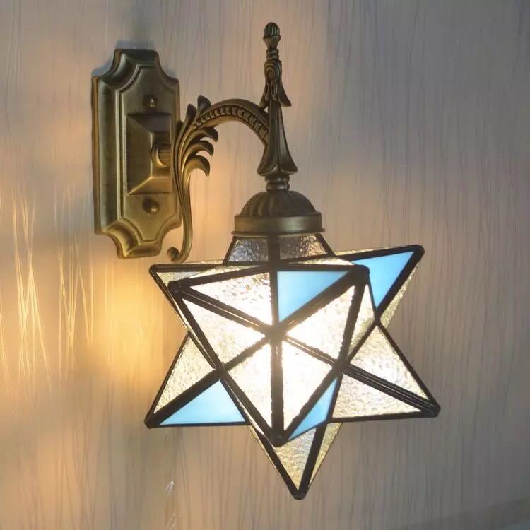 美しいガラスはどこから見ても華やかで美しい。繊細な造りの素敵なステンドランプ消灯時も素敵なインテリアになりますねサイズ：幅約25cm X 高さ約30cmワット数 ：　電球40W×1個（E26）素材：ガラス、樹脂、合金、鉄★取付工事は電気工事士にご相談してください。★在庫は日々変動しておりますので万が一売り切れの場合は注文をキャンセルさせて頂く場合がございます。お早めにご注文お願い致します。★購入後のキャンセルは、ご遠慮ください。★検品のため開封してある場合があります。★在庫状況により、お届けまでお時間が掛かる場合がございます。また、生産中止等の理由でお届け出来ない場合がございます。★複数ご注文の場合やお急ぎの場合は必ず事前に納期のお質問をお願いいたします。注意事項1、ランプがつくかどうかの確認をしてから出荷しますので、多少緩衝材がいたんだりします。ご了承ください。プロの職人さんによる手造りランプのため、大きさや色合い、接合部分など機械的に作ったものとは違って、一つ一つ違います。アウトレット込みです。2、表記と多少の差異が生じることもござ います。予めご了承の上、お買い求めくださいませ3、ご利用のPC環境により、実際の商品と色が異なる場合がございます。予めご了承ください。4、新品未使用品ですが、外箱に初期からのスレ、剥げ歪みなどあります。5、海外品ですので、気にされる方はご遠慮下さい。6、この商品は、全て手作り手描きの製品のため、商品により重量・形状の歪み・個体差、釉薬の掠れ、 針穴のような凹み、滲み、色とび、黒点、多少の傷・欠け、突起、ざらつき、濃淡差、色ムラなどがある 場合がございますが不良商品ではございません。7、素材の色・風合いなど、ディスプレーにより、一部写真と実物が異なる場合がございますので、あらか じめご了承ください。8、この商品は、購入後発送まで8日程度を要しますので、ご理解の上ご購入頂きますようお願い致します，お急ぎの方はご注文をご遠慮ください上記理由の返品交換は承ることが出来ませんので予めご了承くださいませ。