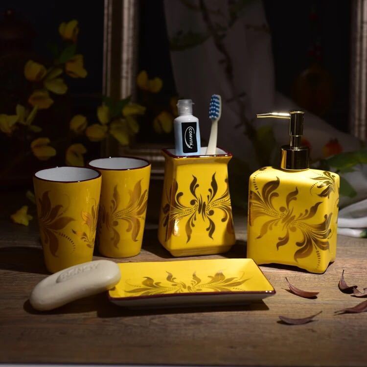 高級感のある落ち着いたデザインのサニタリーセット5点です。滅多にないお洒落な一品です。洗面所やバスルームがとってもオシャレになりますよ＜セット内容＞ディスペンサーx1点歯ブラシスタンドx1点石鹸置きx1点カップx2点●材質:陶器★購入後のキャンセルは、ご遠慮ください。★検品のため開封してある場合があります。★複数ご注文の場合やお急ぎの場合は必ず事前に納期のお質問をお願いいたします。注意事項1、ご利用のPC環境により、実際の商品と色が異なる場合がございます。予めご了承ください。2、新品未使用品ですが、外箱に初期からのスレ、剥げ歪みなどあります。3、海外品ですので、気にされる方はご遠慮下さい。4、この商品は、購入後発送まで7〜9日程度を要しますので、ご理解の上ご購入頂きますようお願い致します