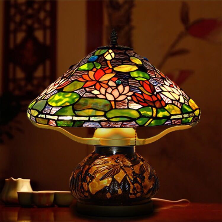 美しいガラスはどこから見ても華やかで美しい。繊細な造りの素敵なステンドランプ消灯時も素敵なインテリアになりますねサイズ ：幅約40 x 高さ約50 (cm）ワット数 ：40w×2（口金 E26)40w x 1 (口金E12)コードの長さ: 150cm素材：ガラス、樹脂、合金、鉄★在庫は日々変動しておりますので万が一売り切れの場合は注文をキャンセルさせて頂く場合がございます。お早めにご注文お願い致します。注意事項1、ランプがつくかどうかの確認をしてから出荷しますので、多少緩衝材がいたんだりします。ご了承ください。プロの職人さんによる手造りランプのため、大きさや色合い、接合部分など機械的に作ったものとは違って、一つ一つ違います。アウトレット込みです。2、表記と多少の差異が生じることもござ います。予めご了承の上、お買い求めくださいませ3、ご利用のPC環境により、実際の商品と色が異なる場合がございます。予めご了承ください。4、新品未使用品ですが、外箱に初期からのスレ、剥げ歪みなどあります。5、海外品ですので、気にされる方はご遠慮下さい。6、この商品は、全て手作り手描きの製品のため、商品により重量・形状の歪み・個体差、釉薬の掠れ、 針穴のような凹み、滲み、色とび、黒点、多少の傷・欠け、突起、ざらつき、濃淡差、色ムラなどがある 場合がございますが不良商品ではございません。7、素材の色・風合いなど、ディスプレーにより、一部写真と実物が異なる場合がございますので、あらか じめご了承ください。8、この商品は、購入後発送まで8~12日程度を要しますので、ご理解の上ご購入頂きますようお願い致します，お急ぎの方はご注文をご遠慮ください