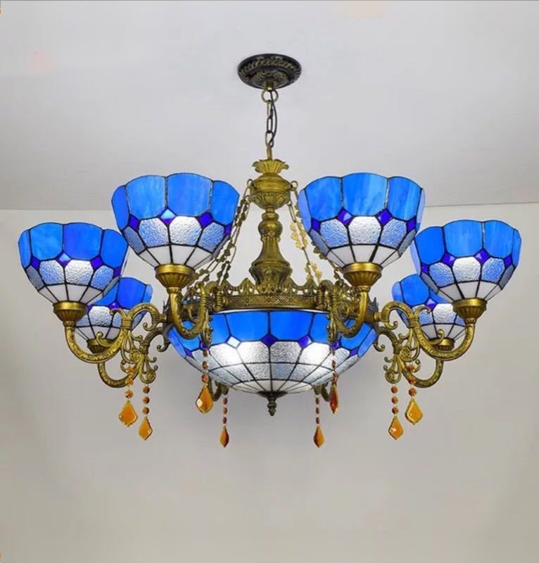 美しいガラスはどこから見ても華やかで美しい。繊細な造りの素敵なステンドランプ消灯時も素敵なインテリアになりますねサイズ ：約 幅93 x 高さ80 (cm）ワット数 ：電球60W×11個（E26）素材：ガラス、樹脂、合金、鉄★取付工事は電気工事士にご相談してください。★購入後のキャンセルは、ご遠慮ください。★検品のため開封してある場合があります。★複数ご注文の場合やお急ぎの場合は必ず事前に納期のお質問をお願いいたします。注意事項1、ランプがつくかどうかの確認をしてから出荷しますので、多少緩衝材がいたんだりします。ご了承ください。プロの職人さんによる手造りランプのため、大きさや色合い、接合部分など機械的に作ったものとは違って、一つ一つ違います。アウトレット込みです。2、表記と多少の差異が生じることもござ います。予めご了承の上、お買い求めくださいませ3、ご利用のPC環境により、実際の商品と色が異なる場合がございます。予めご了承ください。4、新品未使用品ですが、外箱に初期からのスレ、剥げ歪みなどあります。5、海外品ですので、気にされる方はご遠慮下さい。6、この商品は、全て手作り手描きの製品のため、商品により重量・形状の歪み・個体差、釉薬の掠れ、 針穴のような凹み、滲み、色とび、黒点、多少の傷・欠け、突起、ざらつき、濃淡差、色ムラなどがある 場合がございますが不良商品ではございません。7、素材の色・風合いなど、ディスプレーにより、一部写真と実物が異なる場合がございますので、あらか じめご了承ください。8、この商品は、購入後発送まで7~10日程度を要しますので、ご理解の上ご購入頂きますようお願い致します，お急ぎの方はご注文をご遠慮ください上記理由の返品交換は承ることが出来ませんので予めご了承くださいませ。