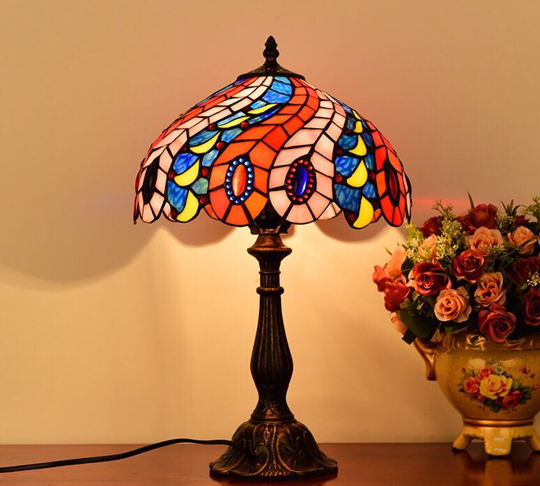 美しいガラスはどこから見ても華やかで美しい。繊細な造りの素敵なステンドランプ消灯時も素敵なインテリアになりますねサイズ ：幅30x高49cmワット数 ：40w x 1(口金 E26）コードの長さ: 150cm素材：ガラス、樹脂、合金、鉄★在...